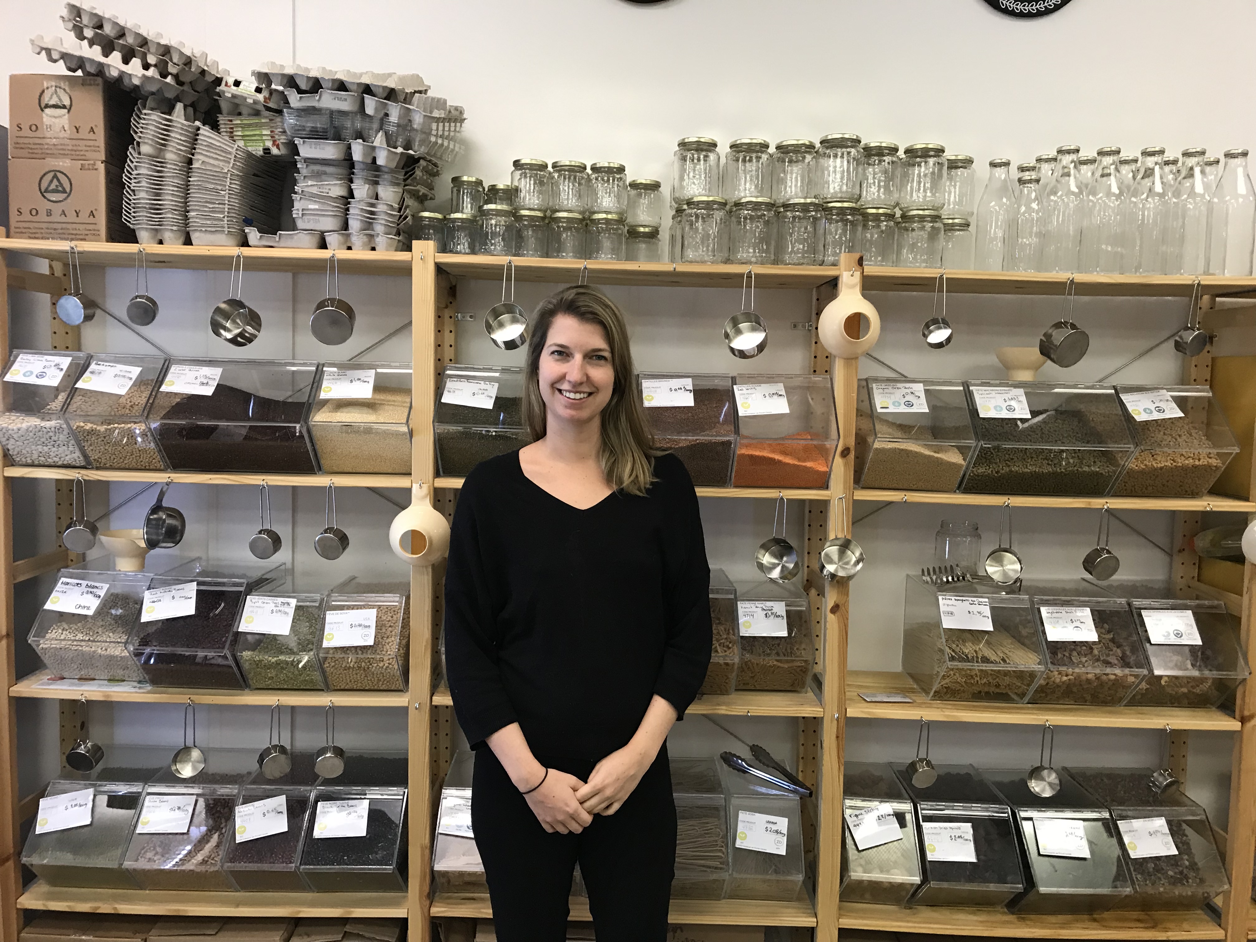Andréanne Laurin se tient devant des étagères zéro déchet de son commerce.