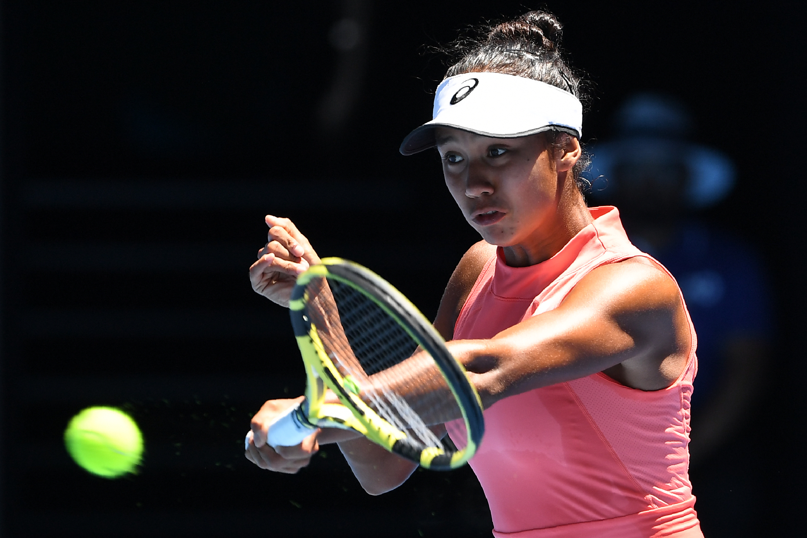 Leylah Annie Fernandez frappe une balle de tennis à l'US Open.