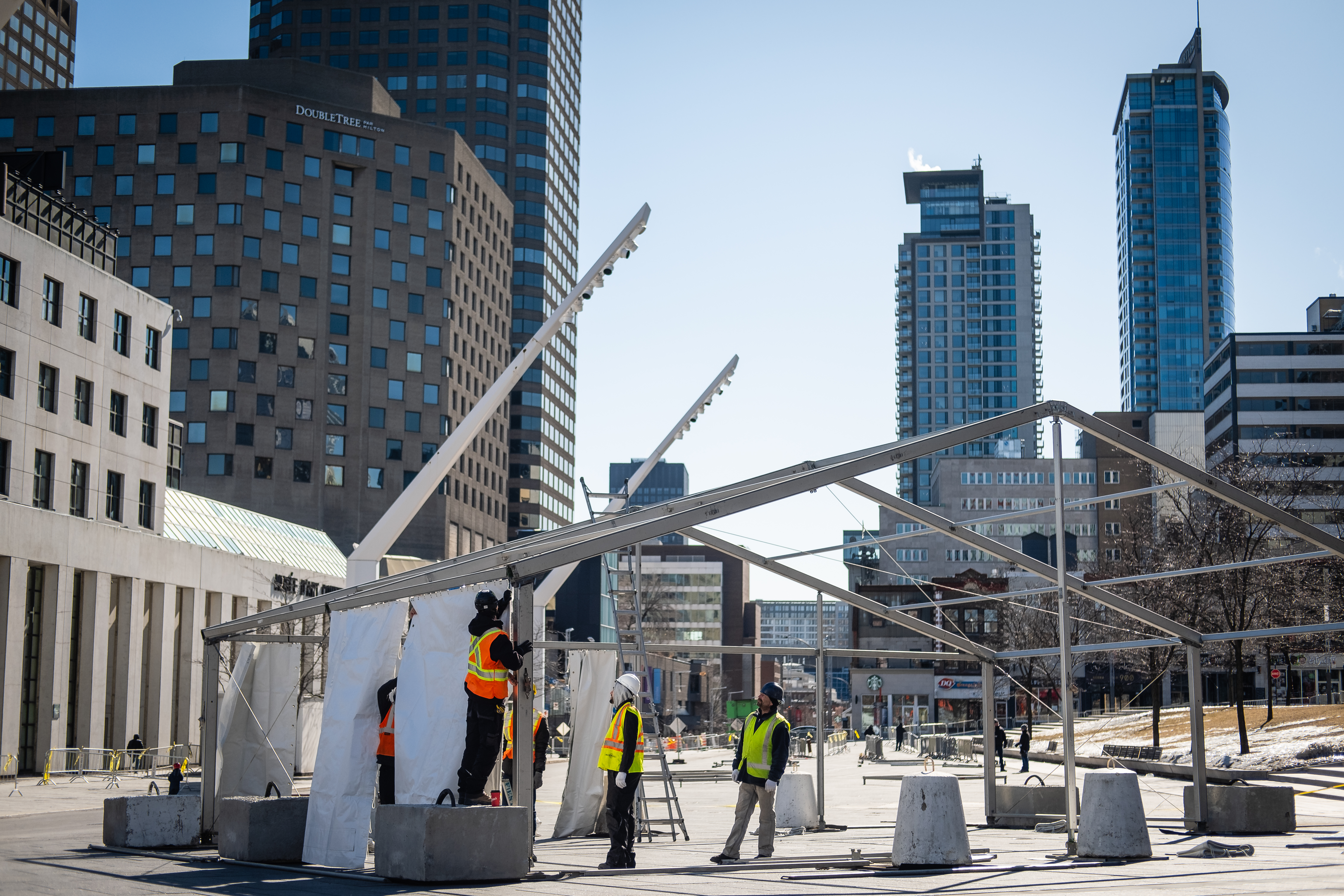 Les tentes étaient en pleine installation dans le Quartier des spectacles, dimanche.