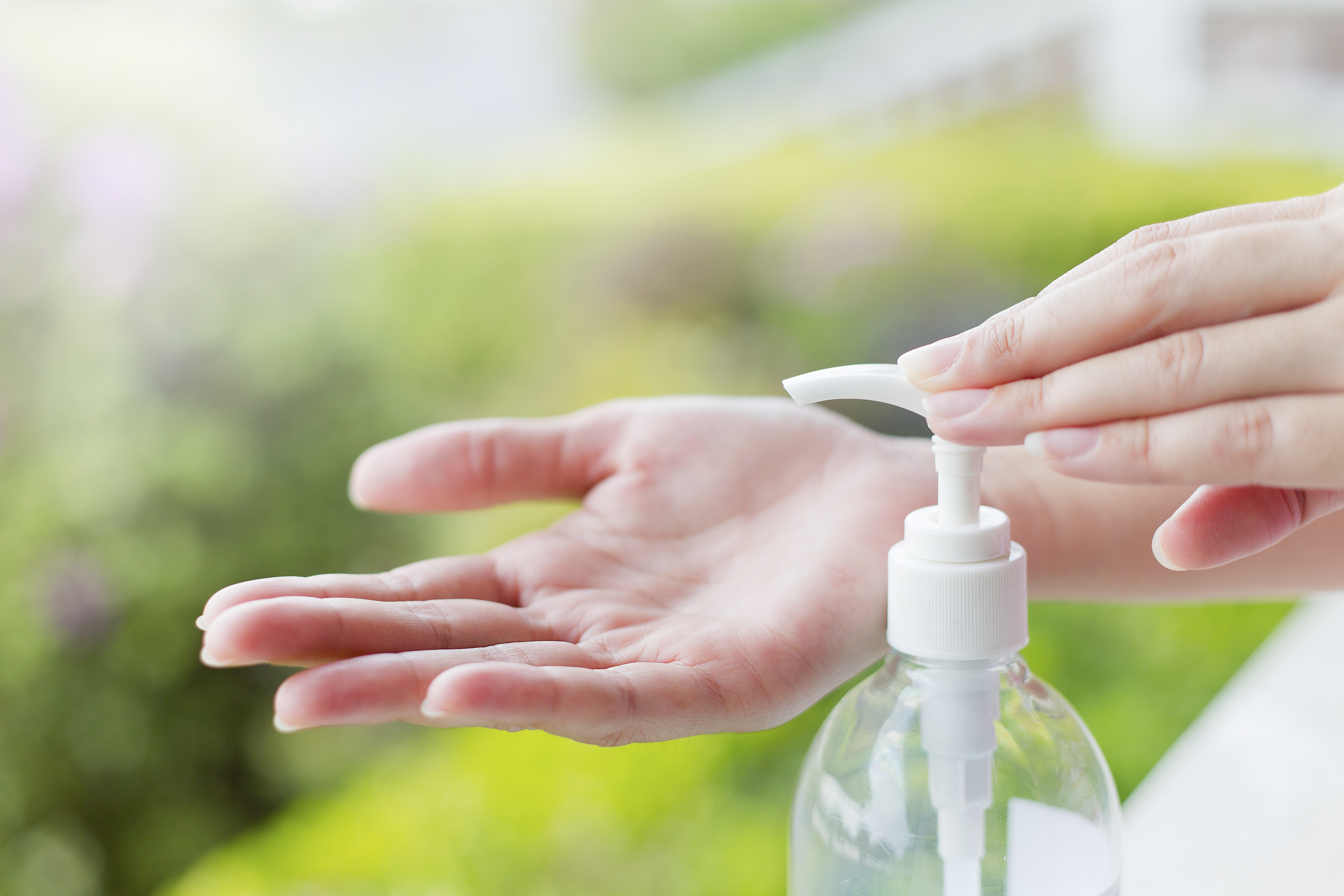 Une personne se lave les mains avec des produits désinfectants, du gel hydroalcoolique.