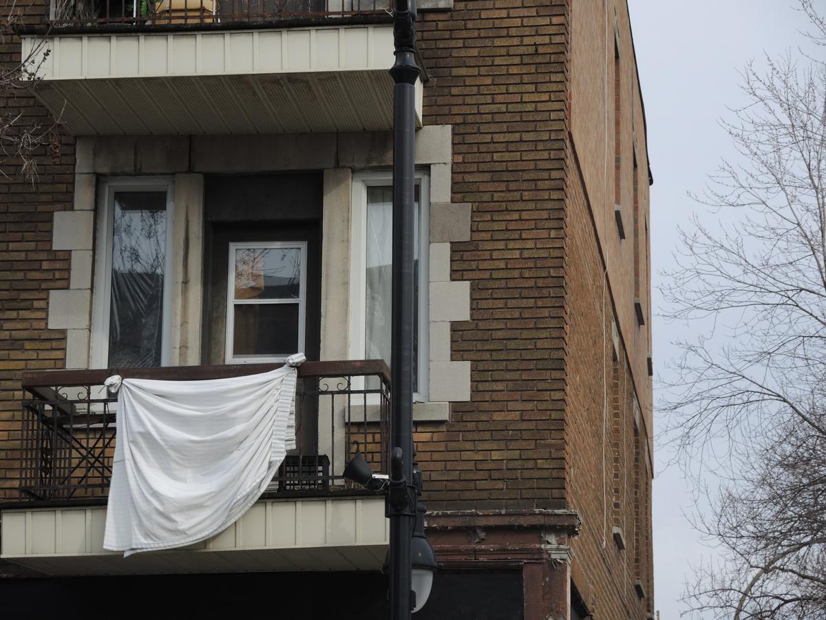 Des locataires affichent des draps blancs en solidarité avec les personnes qui craignent de ne pas pouvoir verser leurs loyers, le 1er avril.