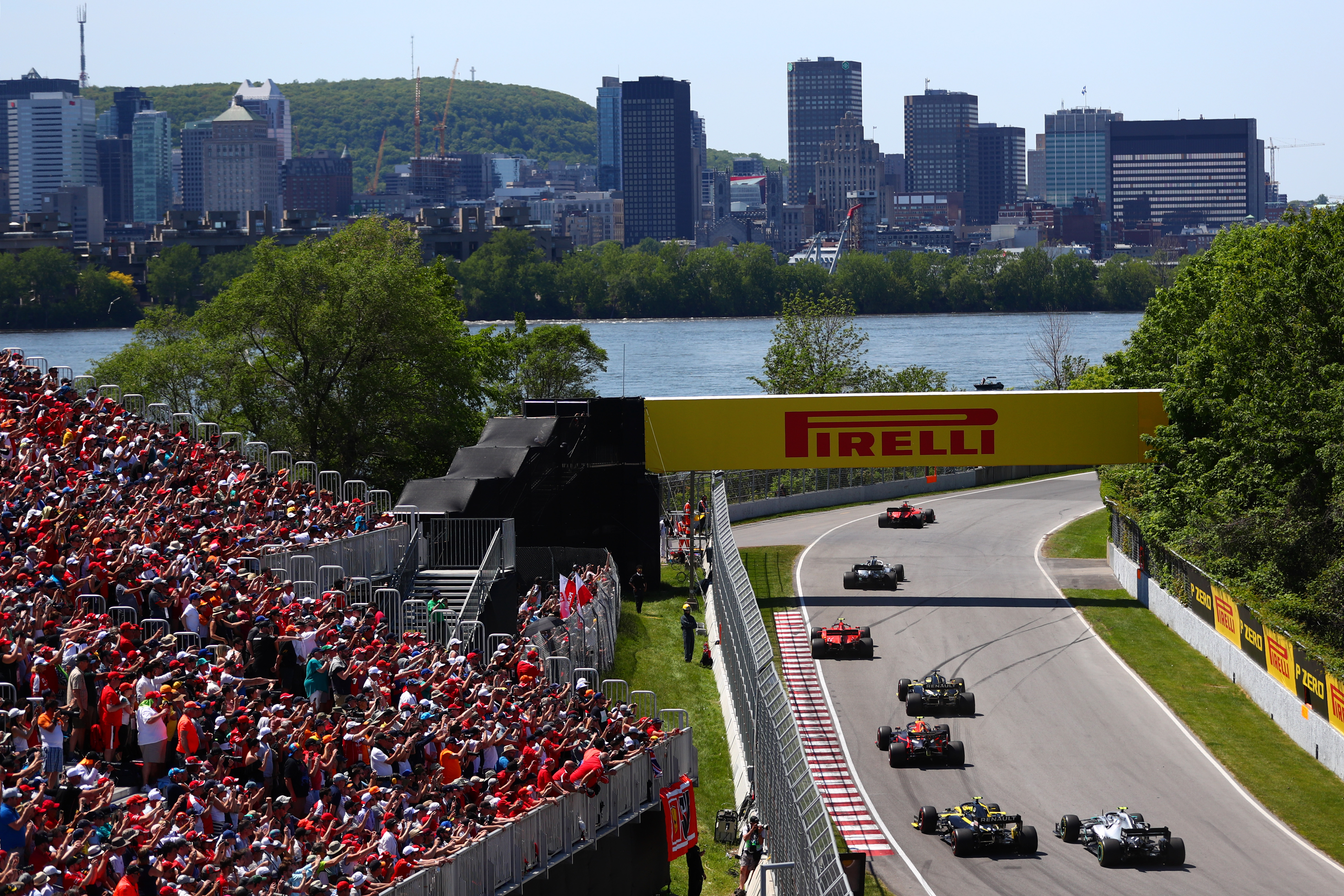 Des voitures roulent sur le Circuit Gilles-Villeneuve au Grand Prix de Montréal, en juin 2019.