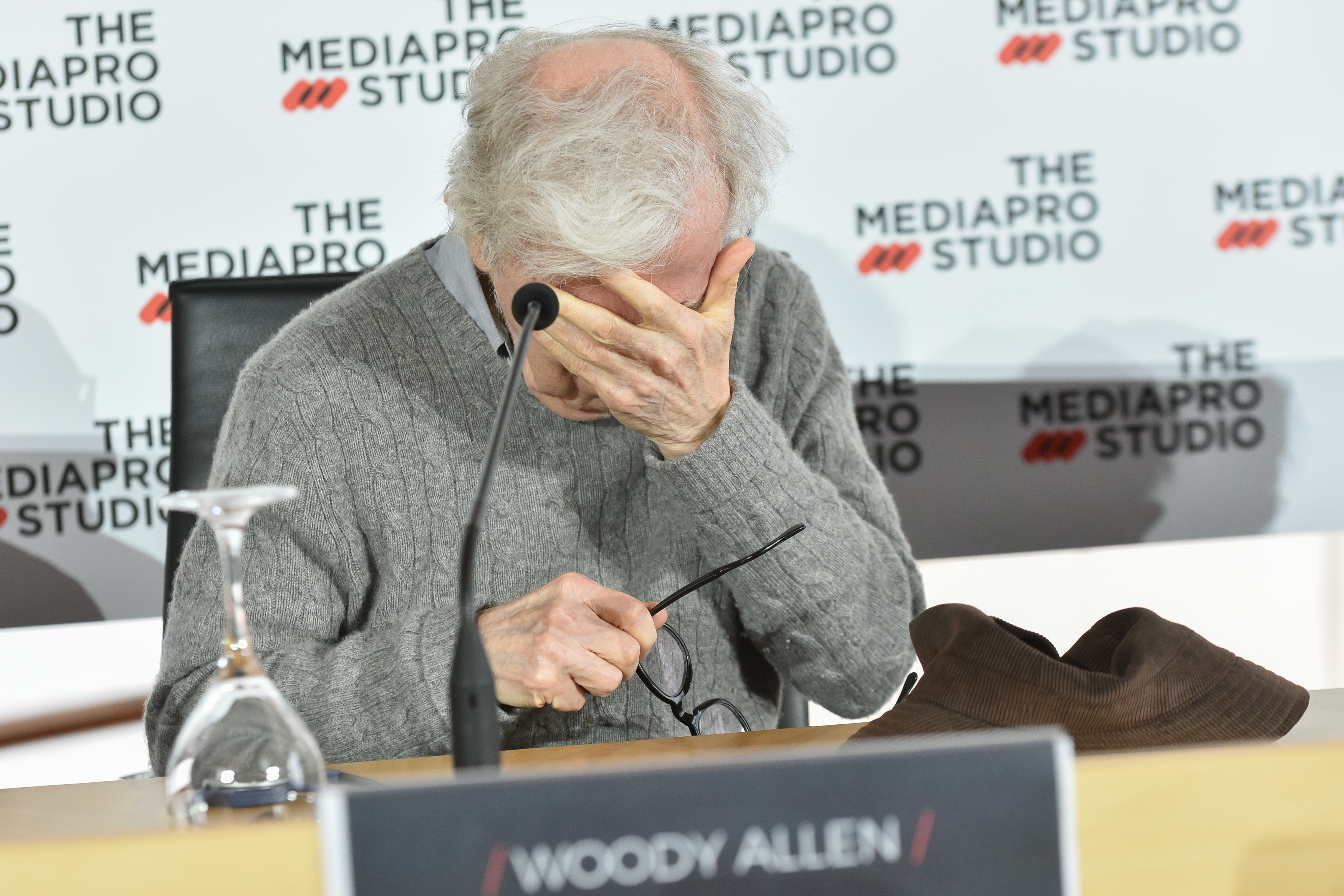 Woody Allen : face aux critiques, son éditeur ne publiera pas ses mémoires