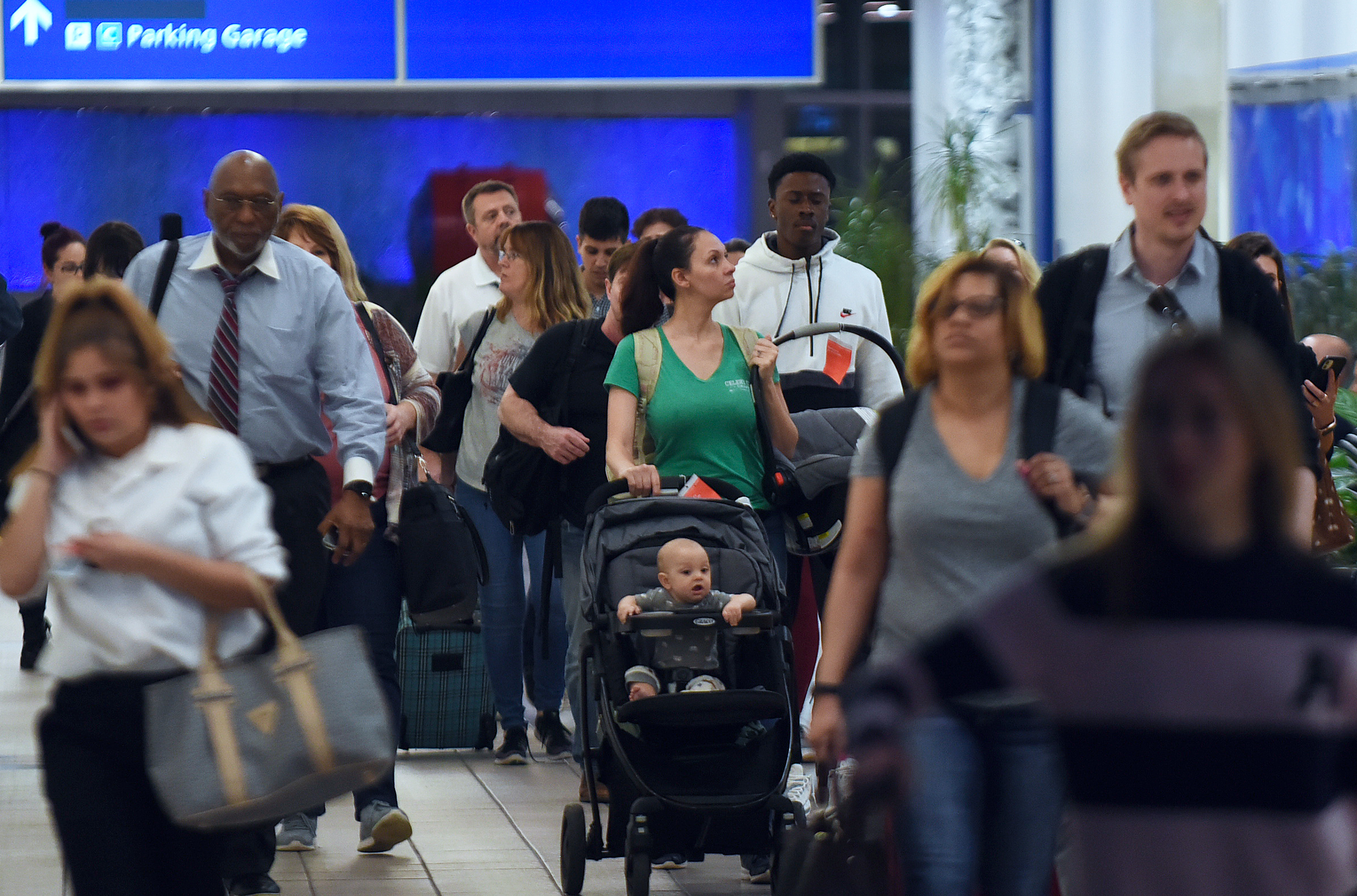 États-Unis: le coronavirus provoque le chaos dans certains aéroports