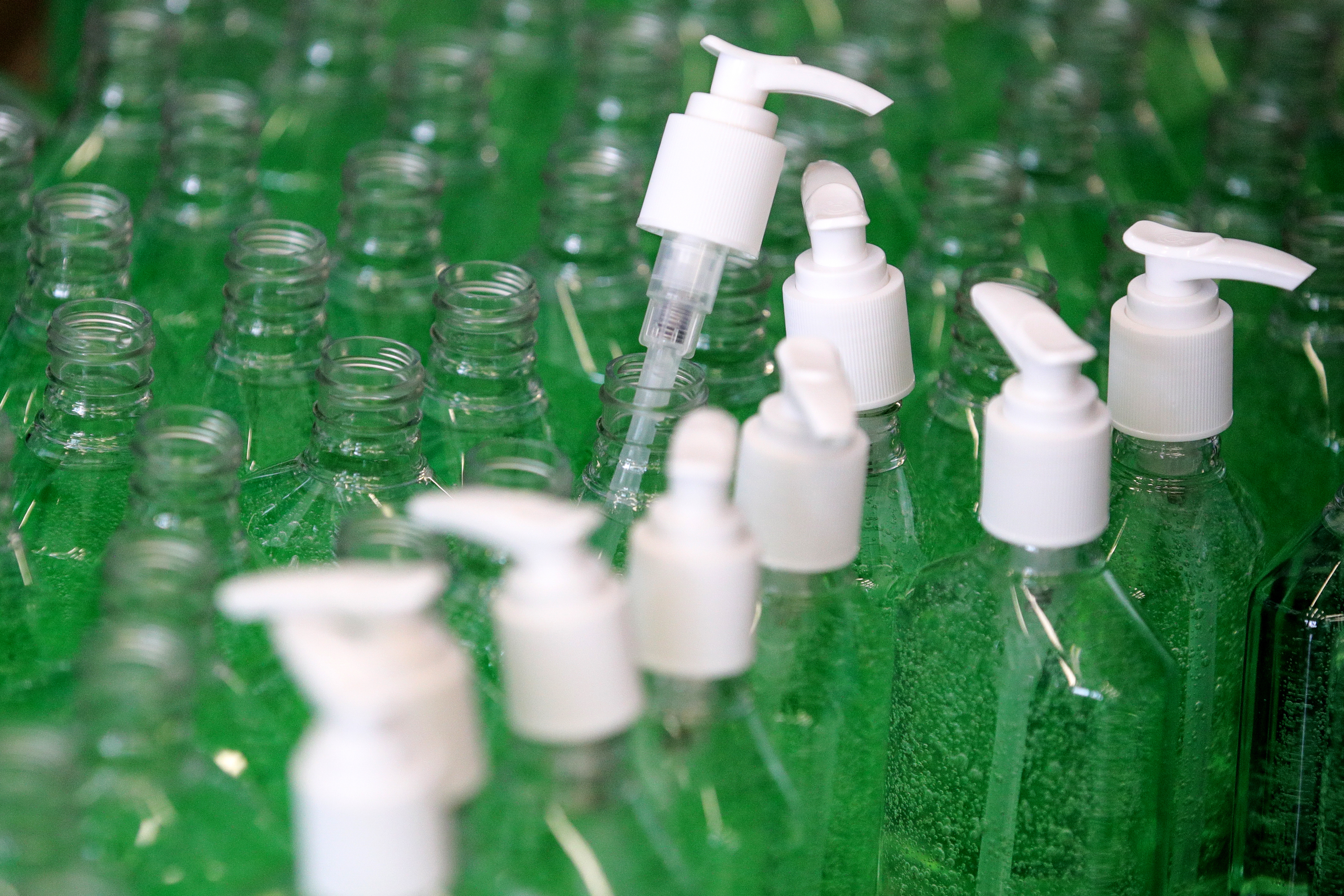 Montréal achète 50 000 bouteilles de désinfectant et simplifie le stationnement