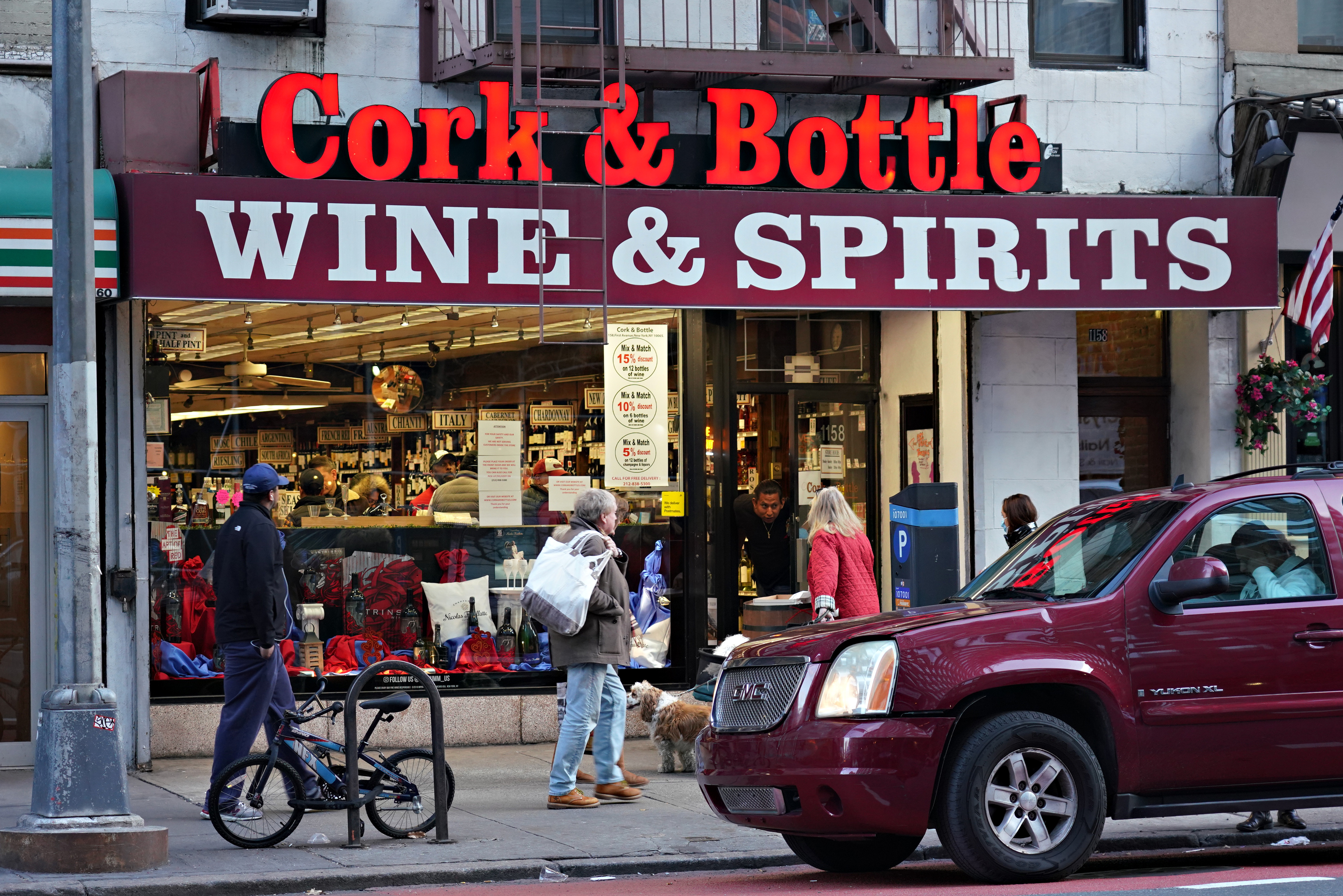 New York essaie d'oublier le coronavirus grâce à l'alcool