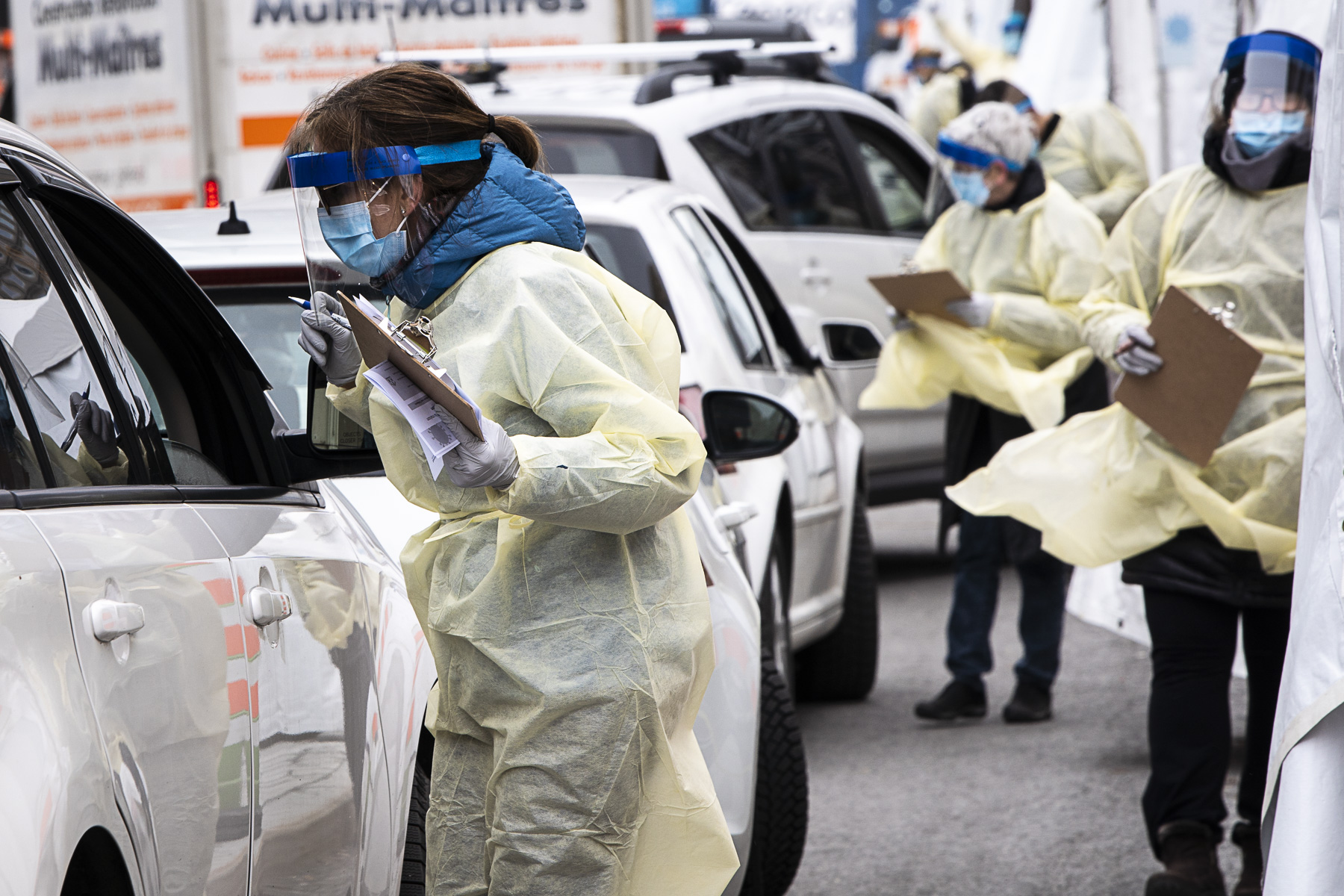 Des infirmiers procèdent à des tests de dépistage au volant.
