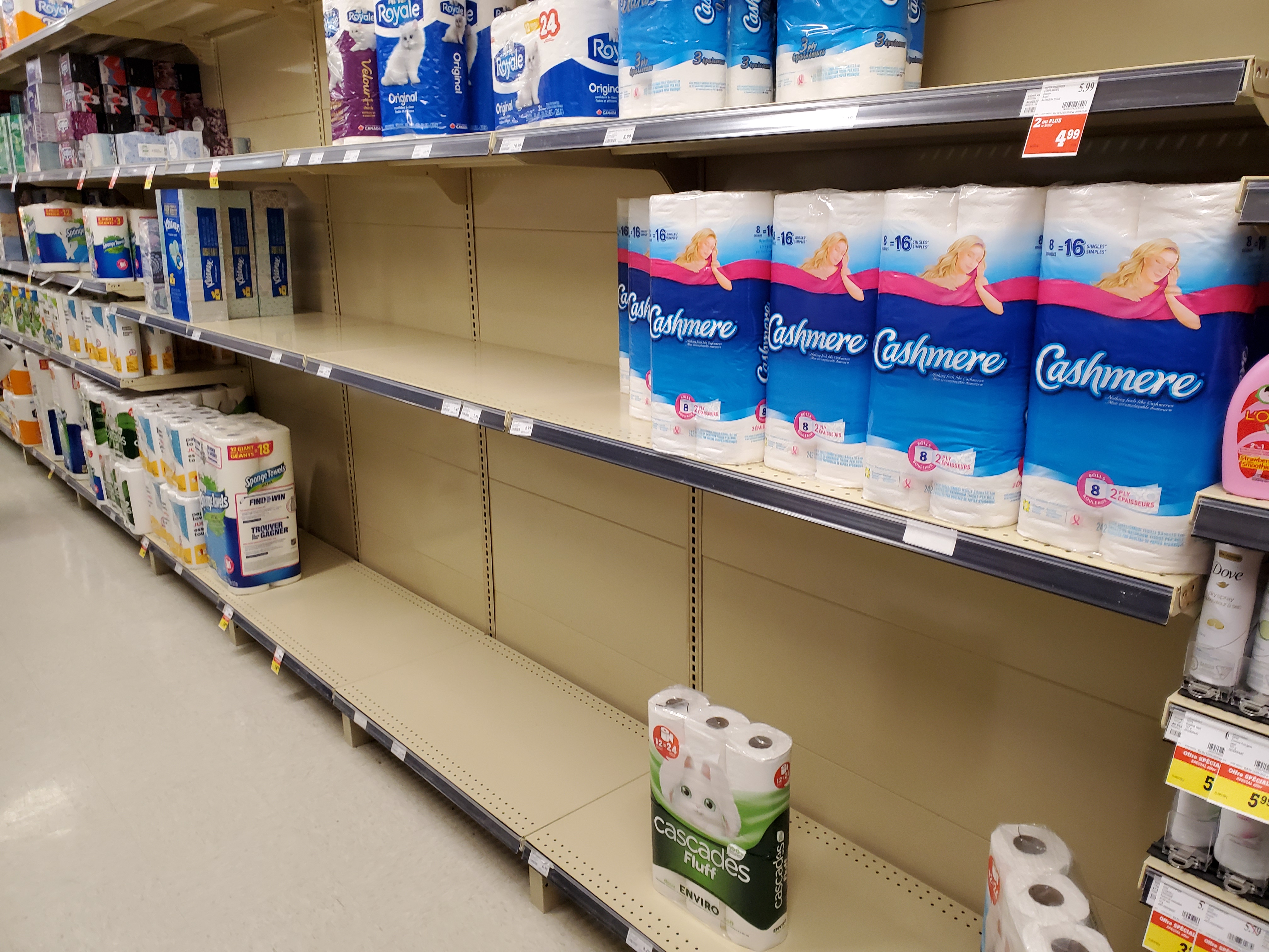 Les étagères se vident dans les épiceries comme celle du IGA Saint-Pierre.