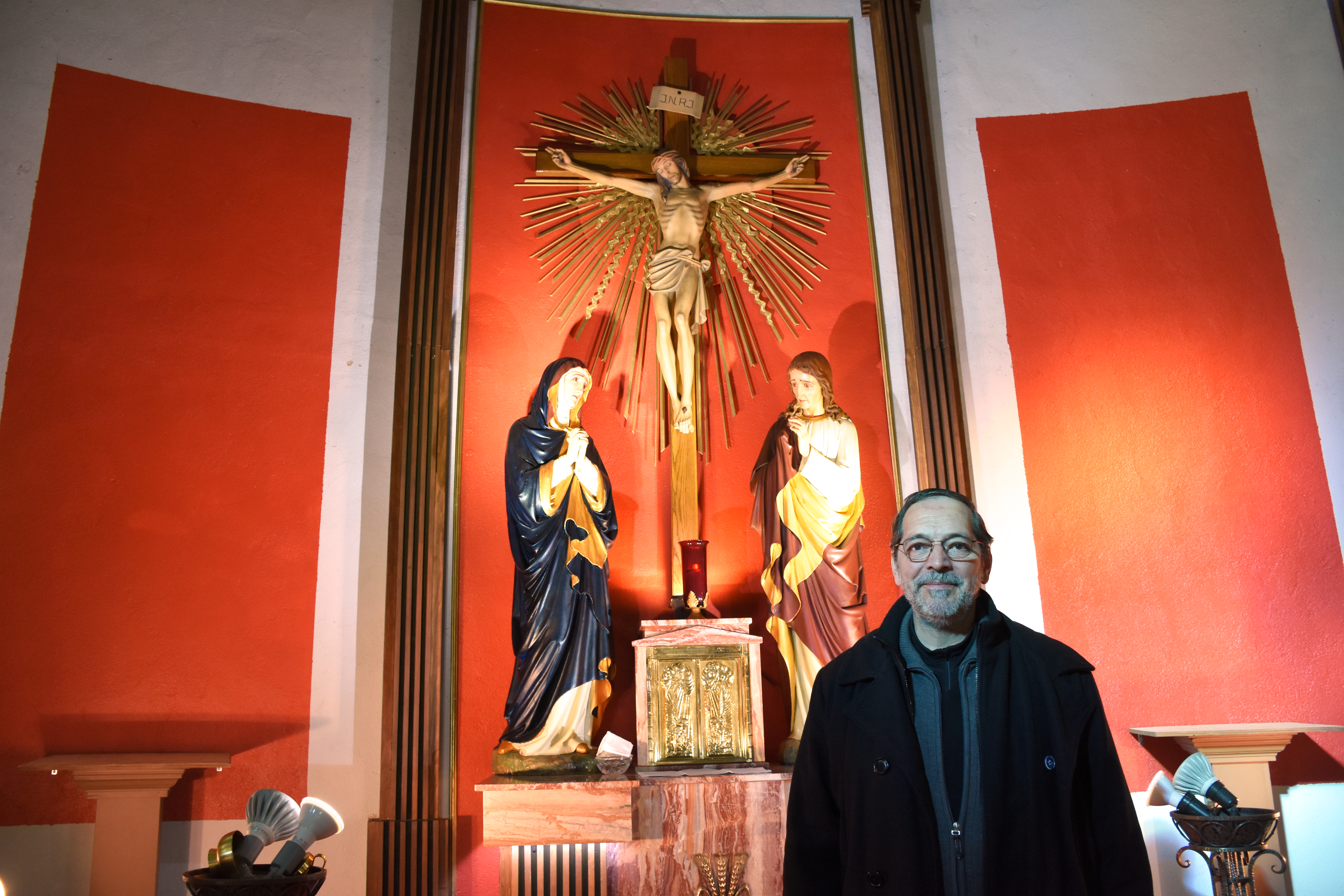 Le père Boboruta dans son églises.