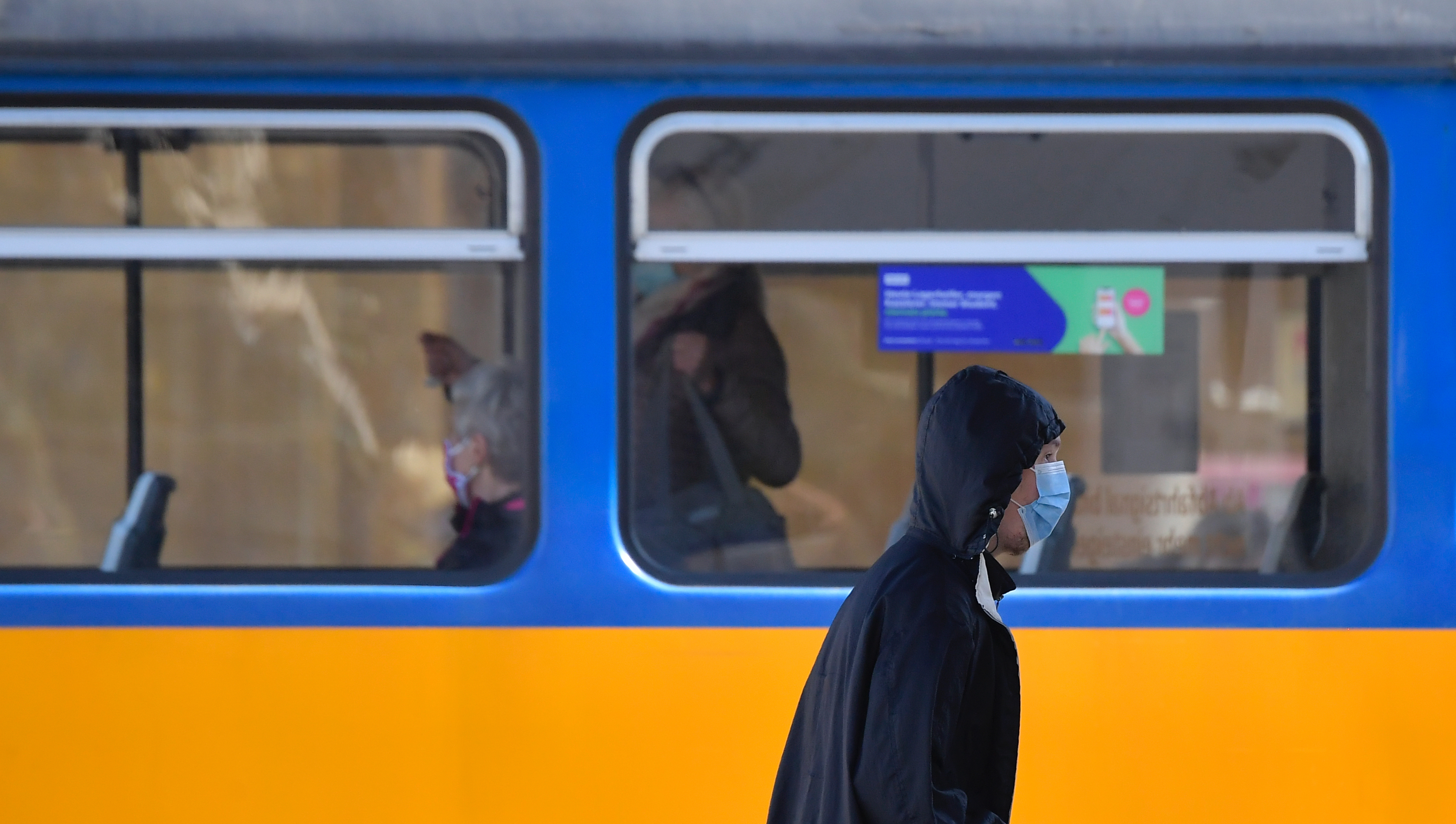 Un homme porte un masque à la Station centrale de Leipzig, en Allemagne.