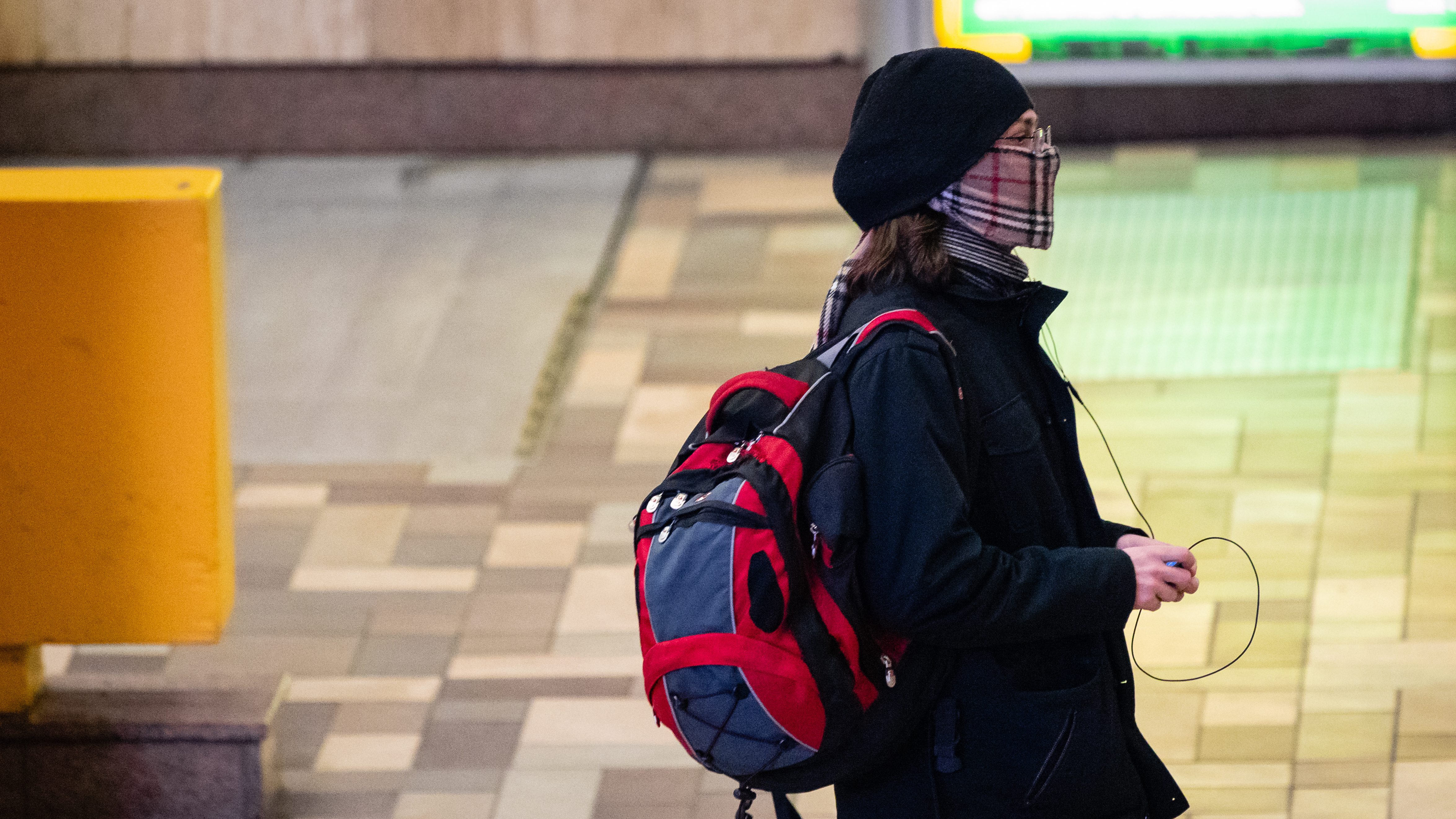 Un usager du métro de Montréal pendant la crise du coronavirus.