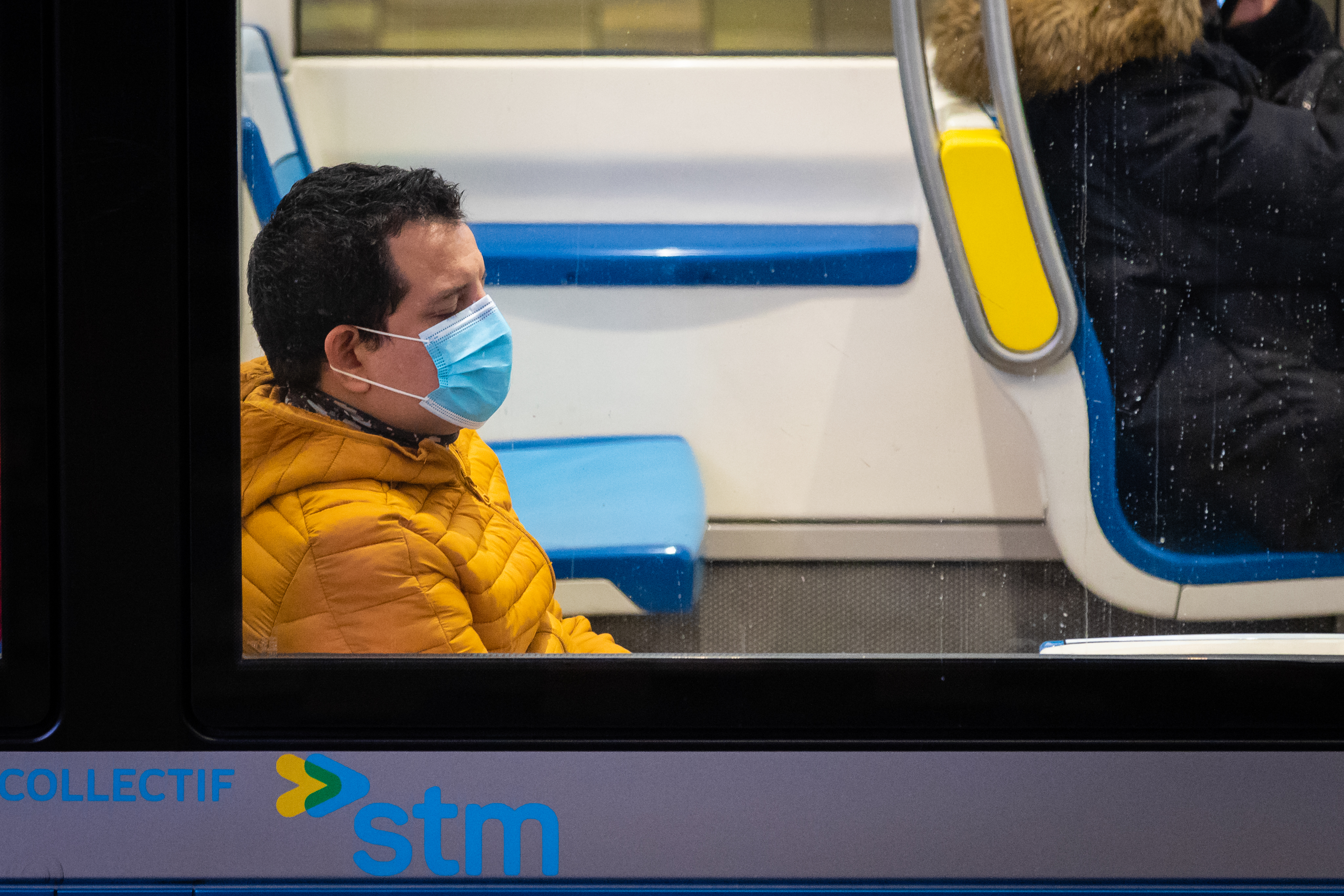 Un homme porte le masque dans le métro de Montréal.
