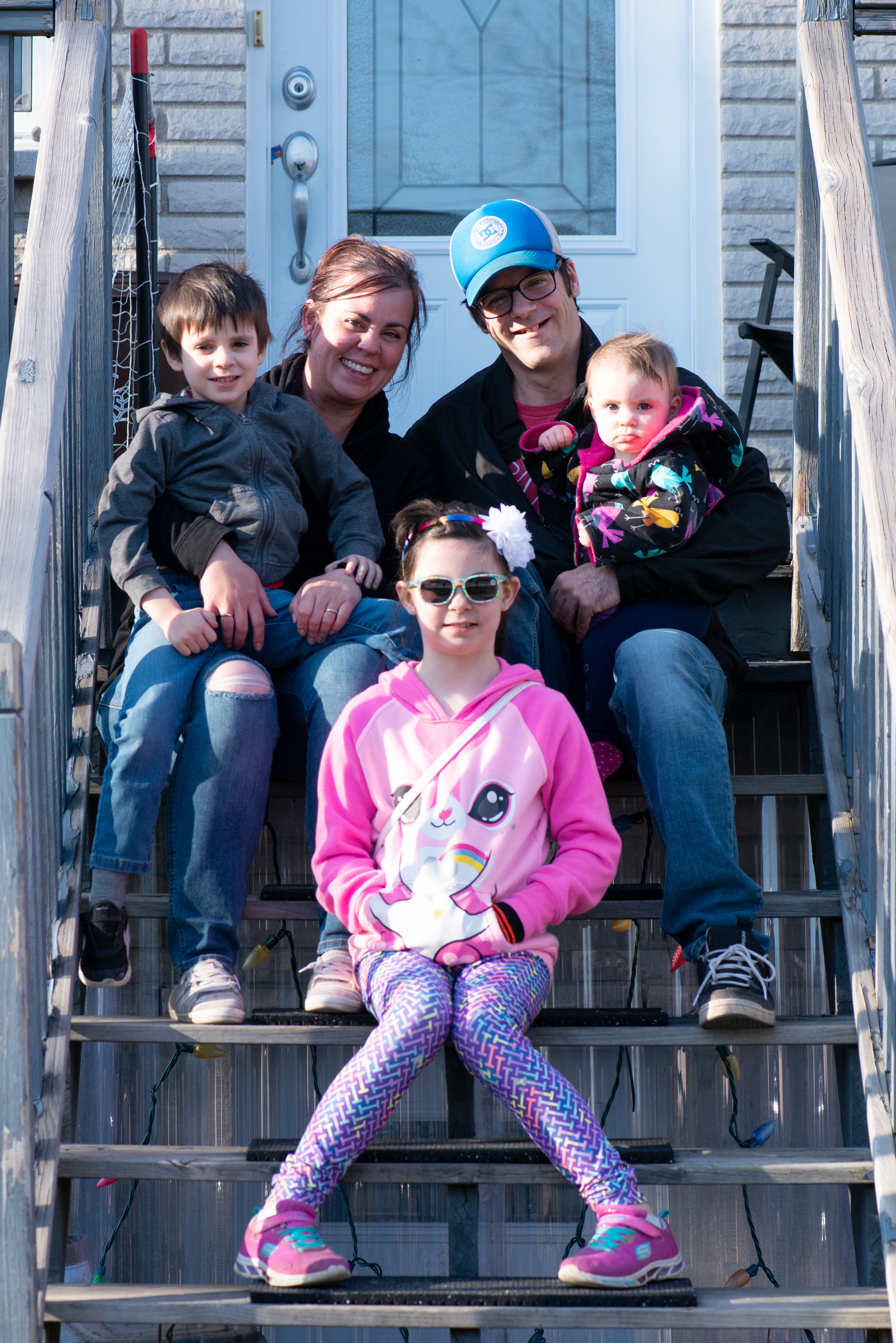 Deux photographes professionnelles de Pointe-aux-Trembles sont parties à la rencontre de Pointeliers en confinement pour les photographier sur leur balcon et leur perron.