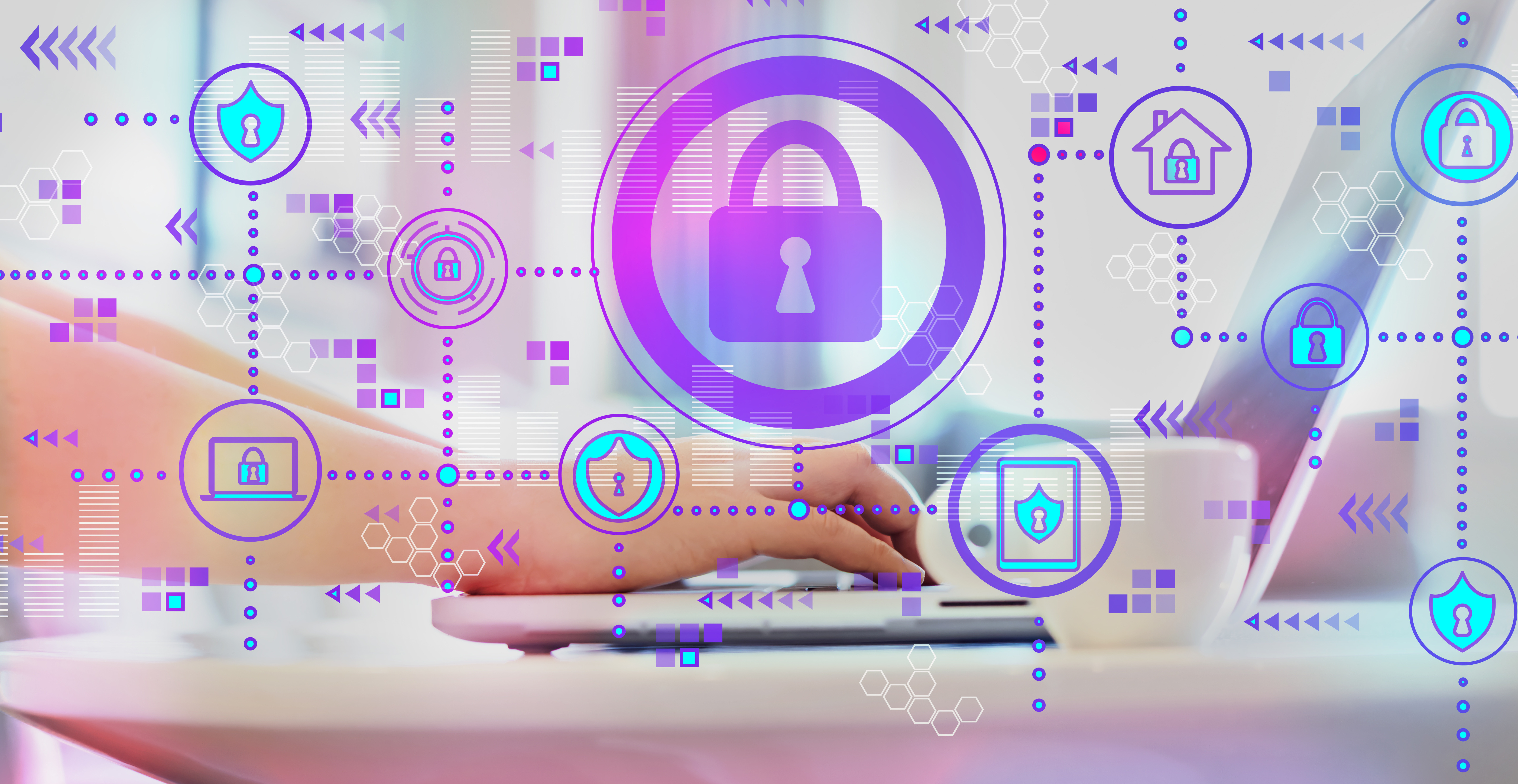 mains tapant sur clavier d'ordinateur