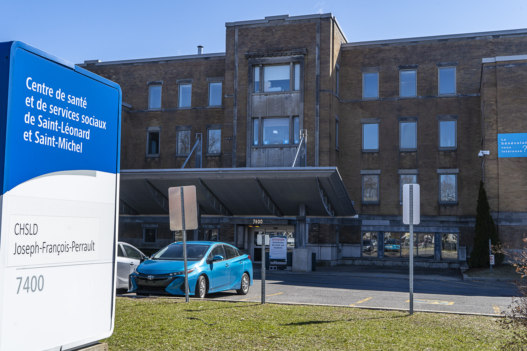 Le CHSLD Jean-François-Perreault, derrière une affiche du CIUSSS de l'Est de l'île de Montréal