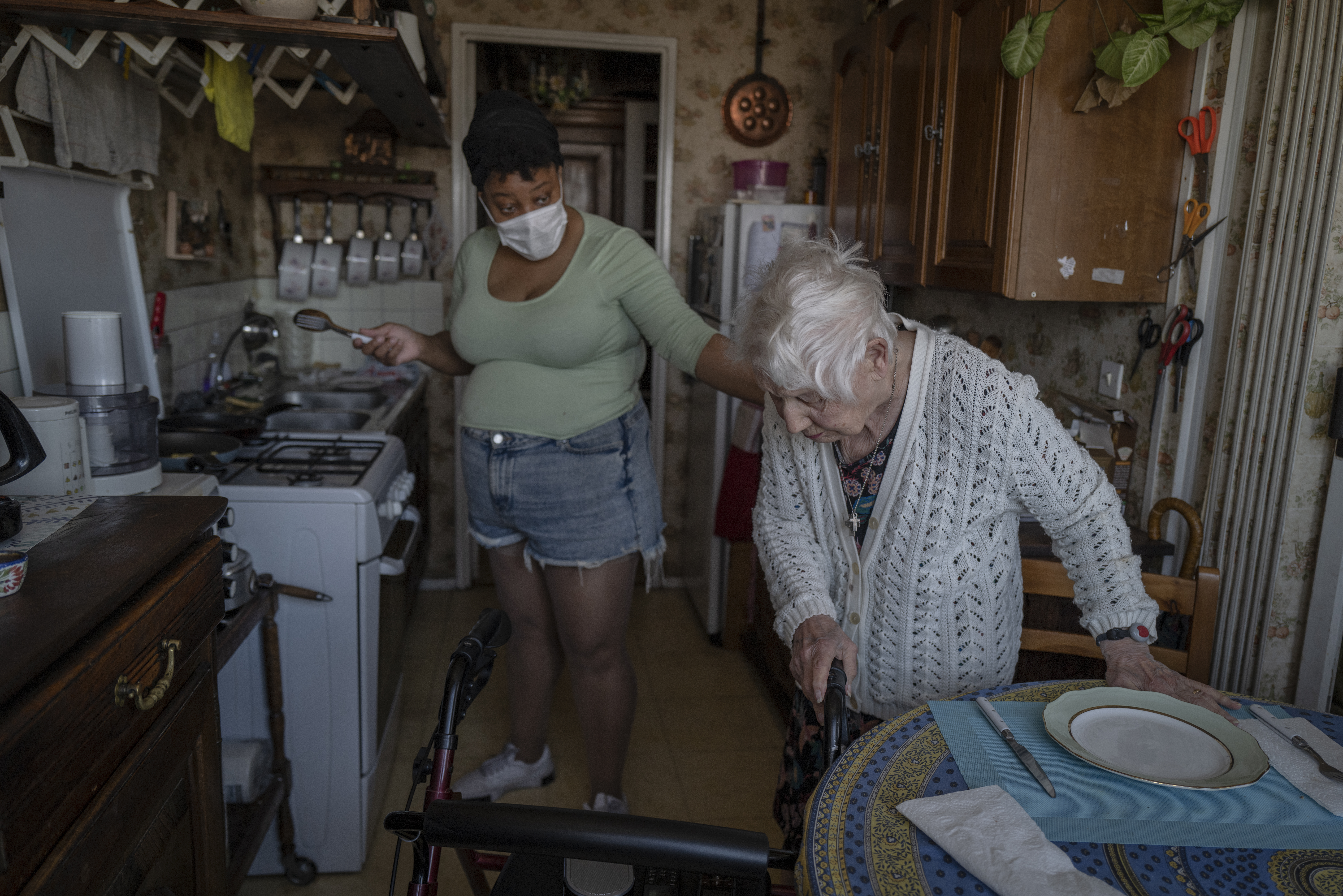 La France assouplit le confinement dans les établissements pour personnes âgées