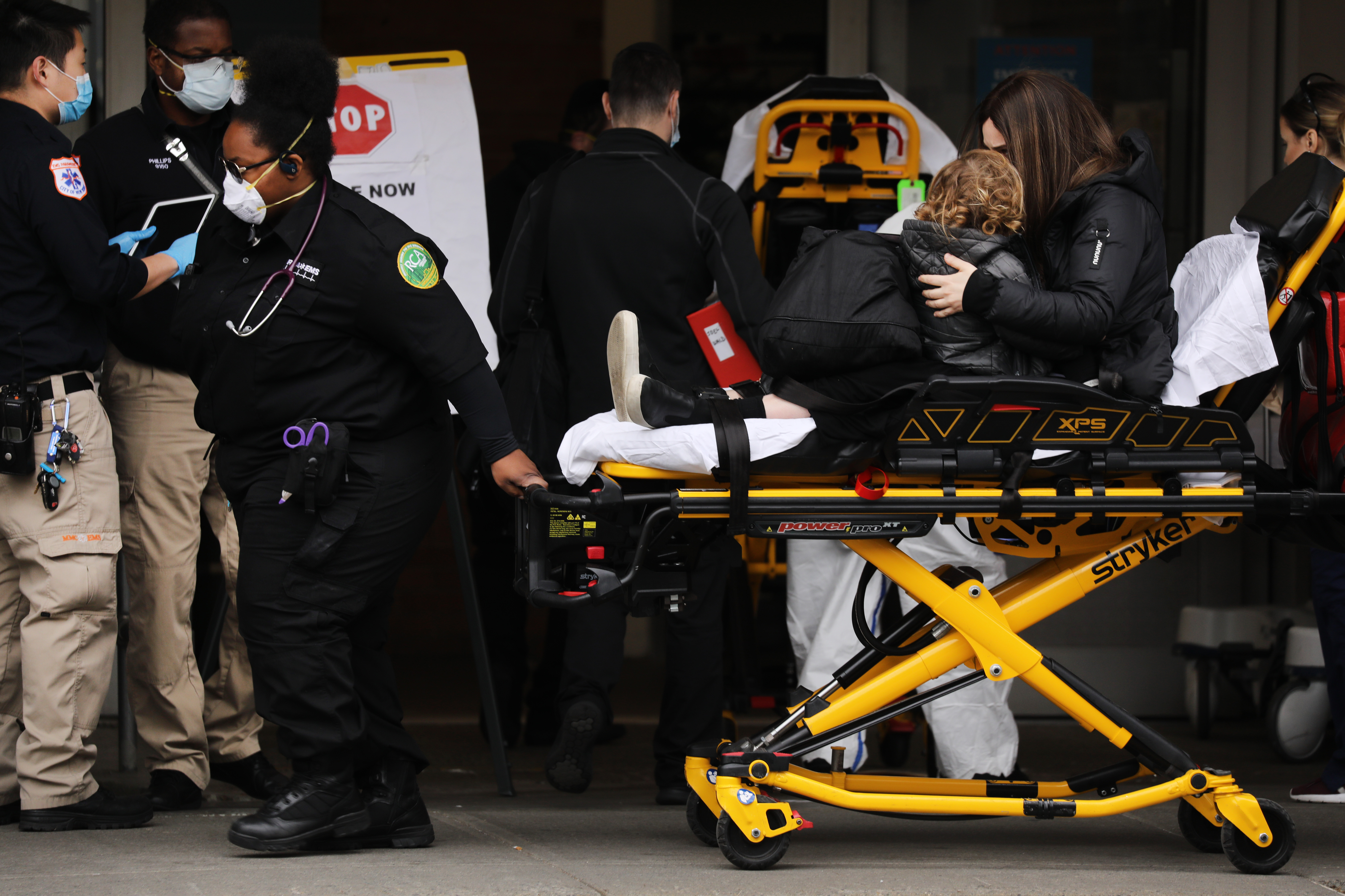 Le coronavirus a fait au moins 70 000 morts.