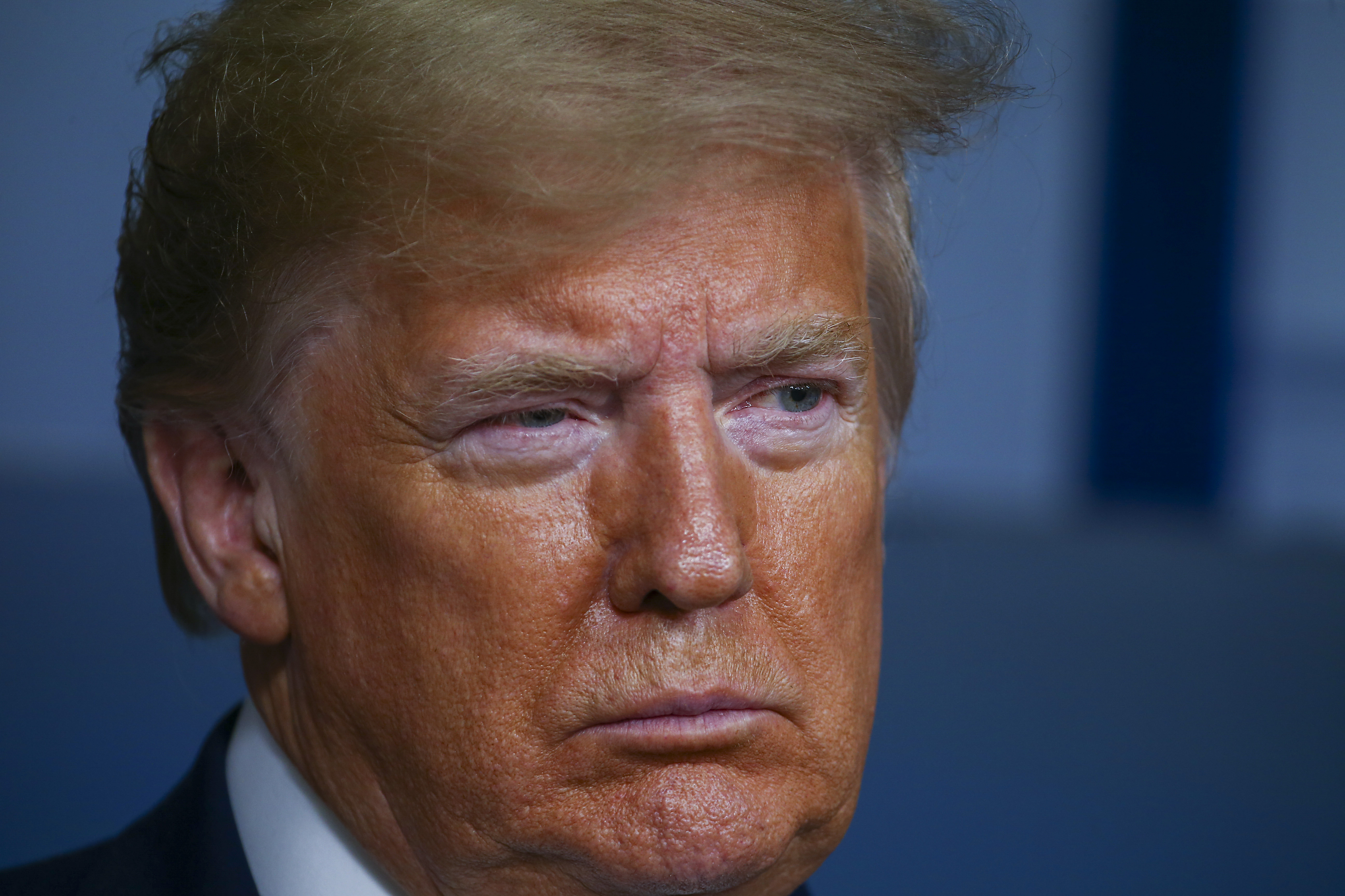 Trump suspend temporairement l'immigration aux États-Unis
