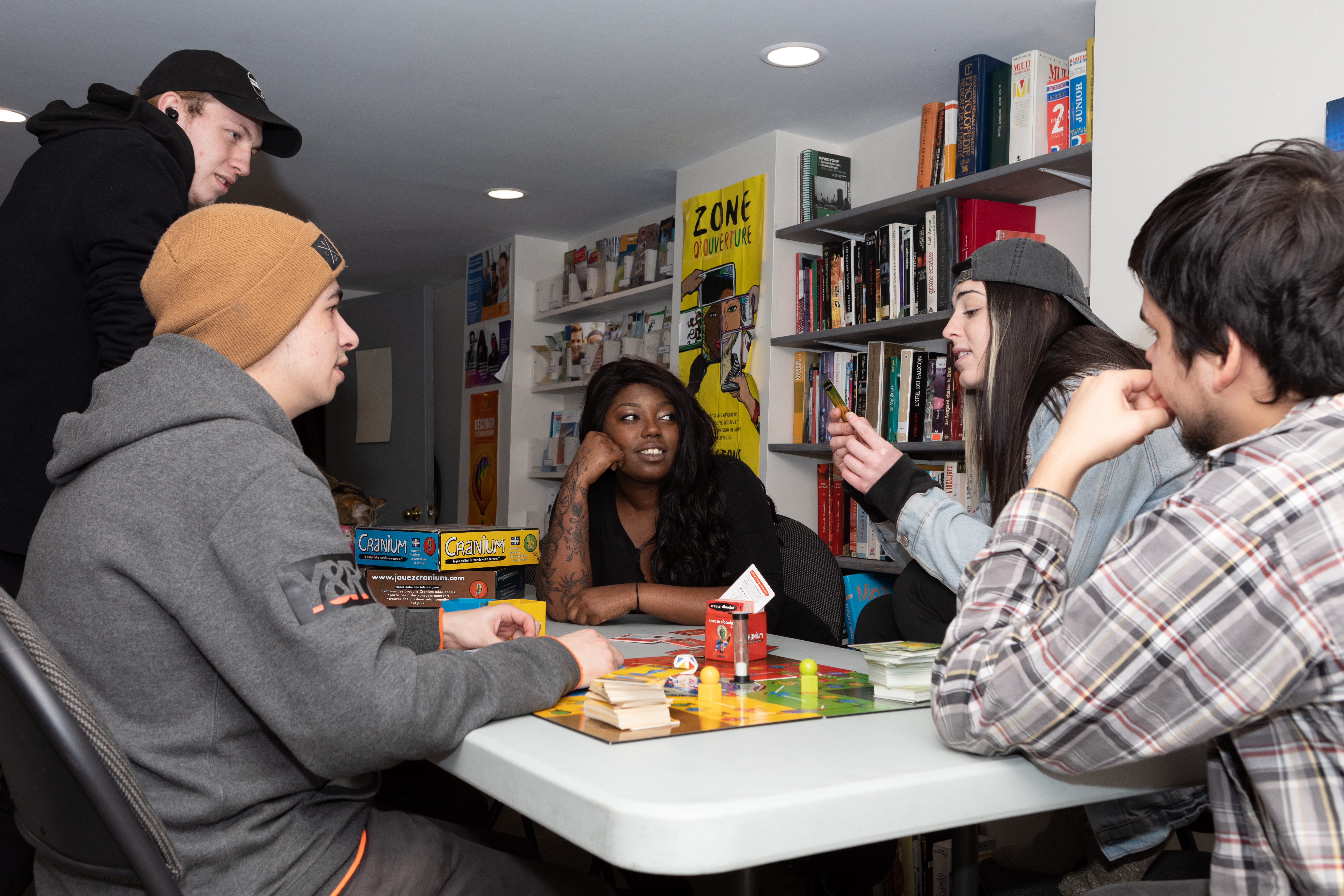 Des jeunes dans la maison d'hébergement Tangente.