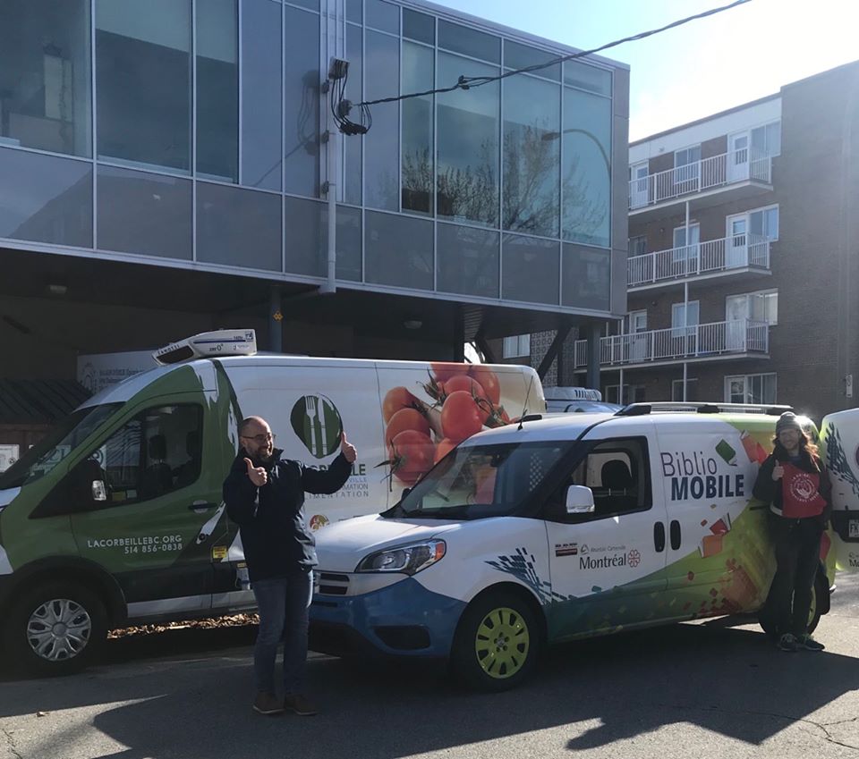 La Corbeille, une des banques alimentaires utilise la "bibliomobile" pour livrer de la nourriture.