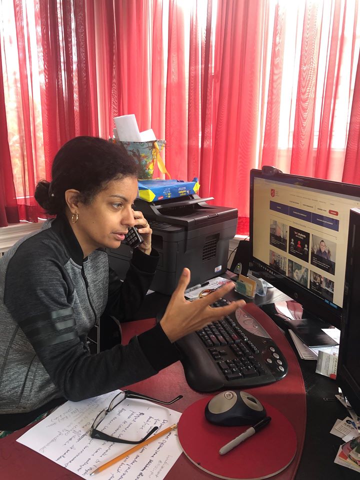 La députée Dominique Anglade au téléphone.