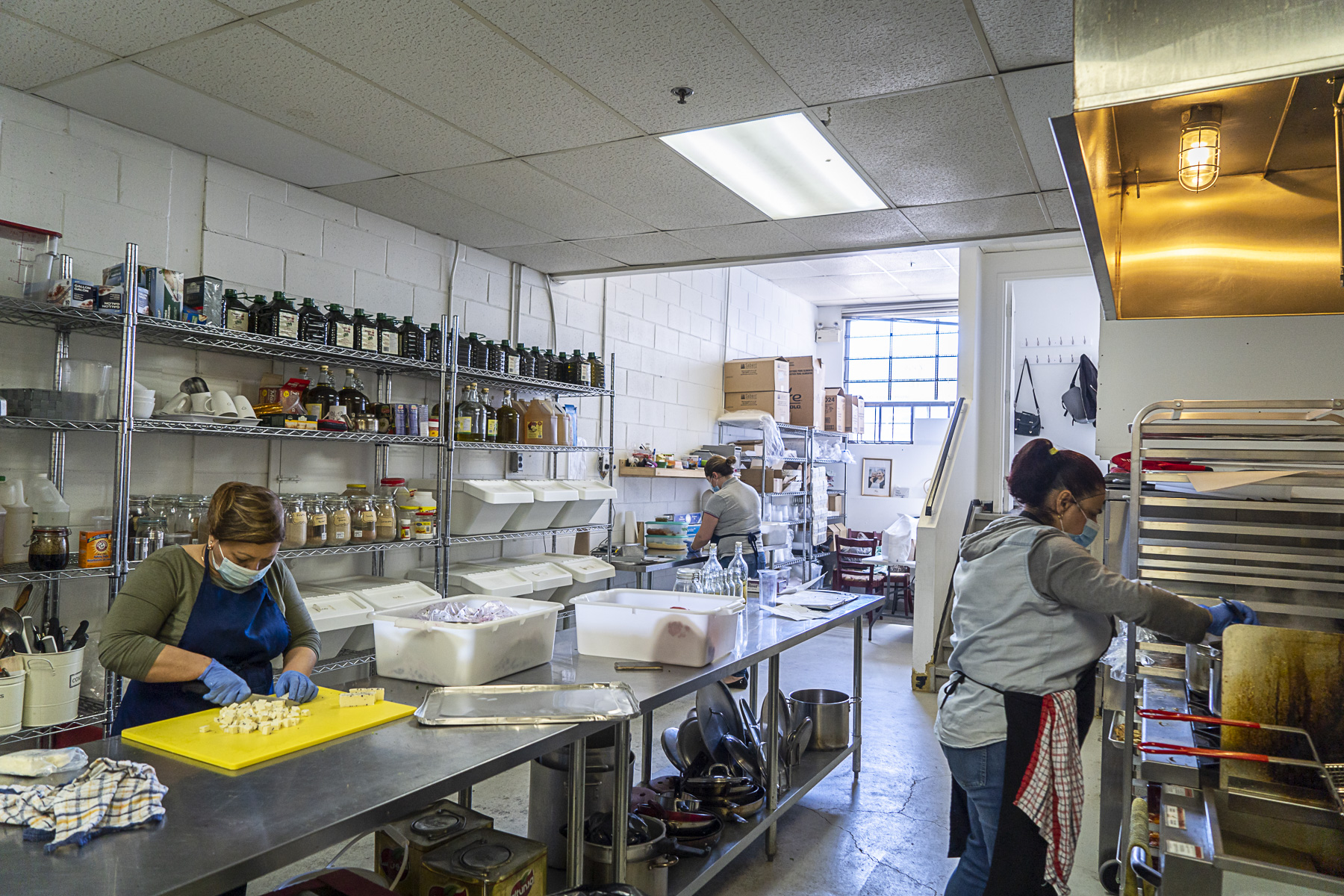 Le service de traiteur Les Filles fatoush prépare des plats qui seront livrés le lendemain.