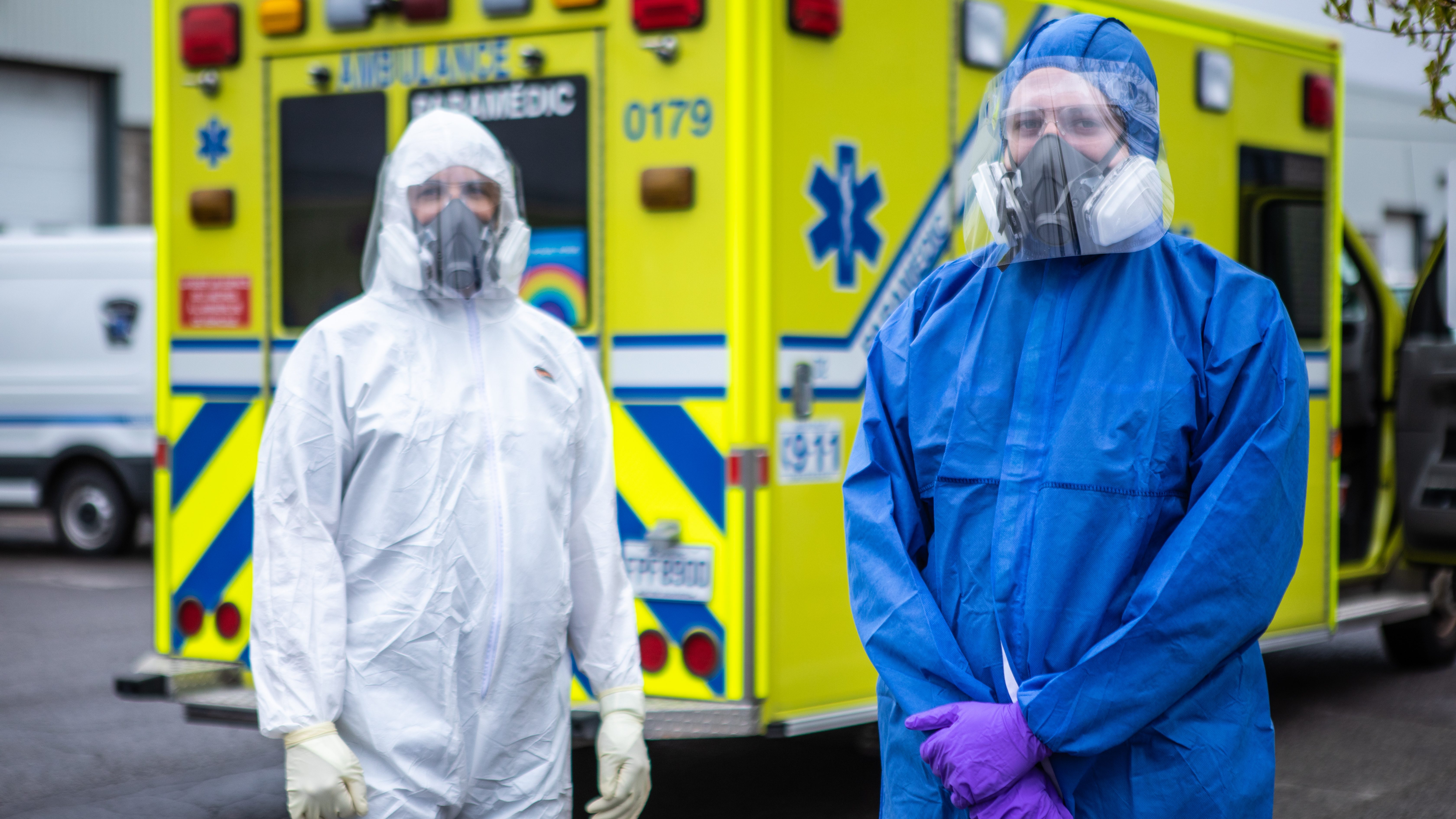 Urgences-santé devant leur ambulance.