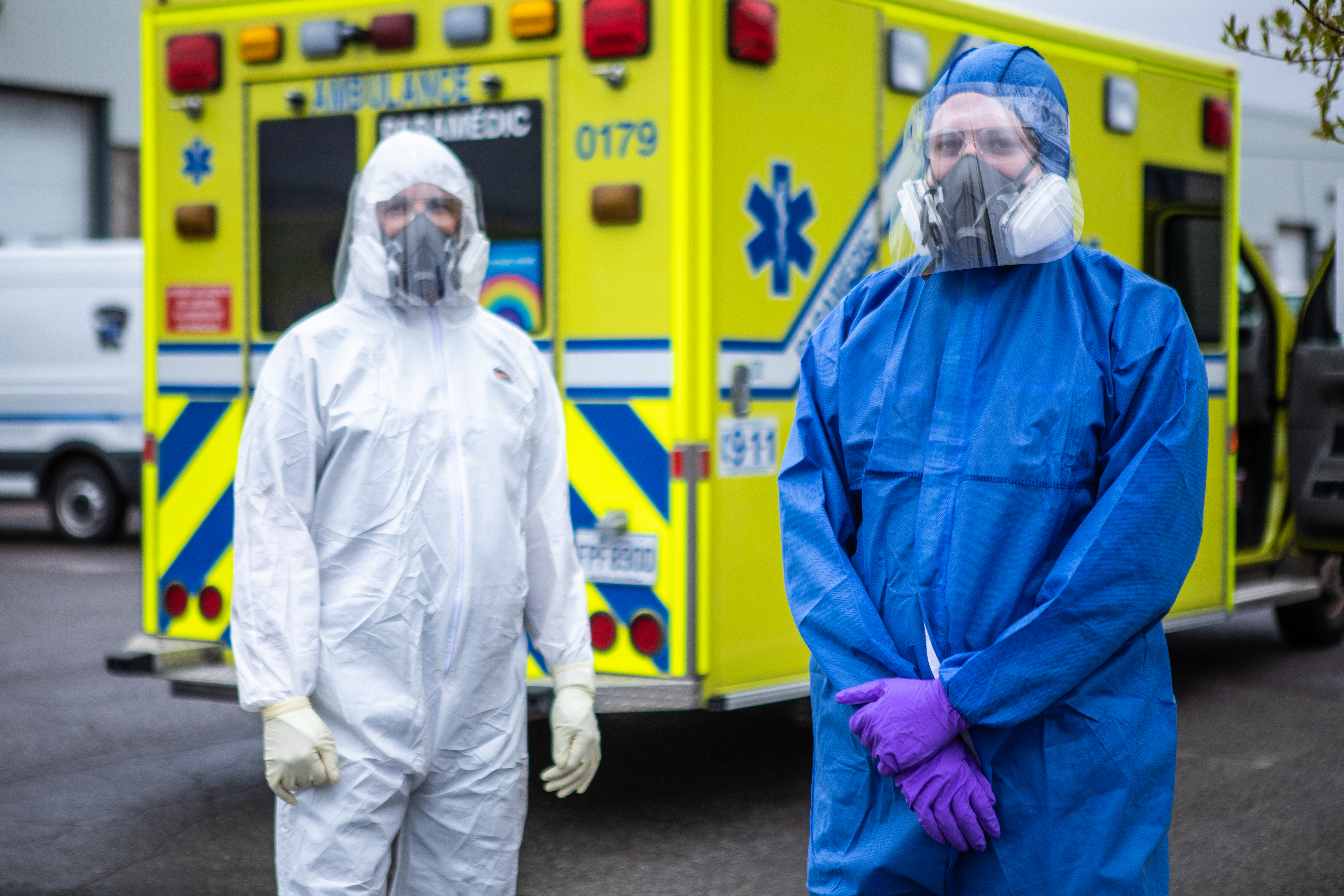 Urgences-santé devant leur ambulance.