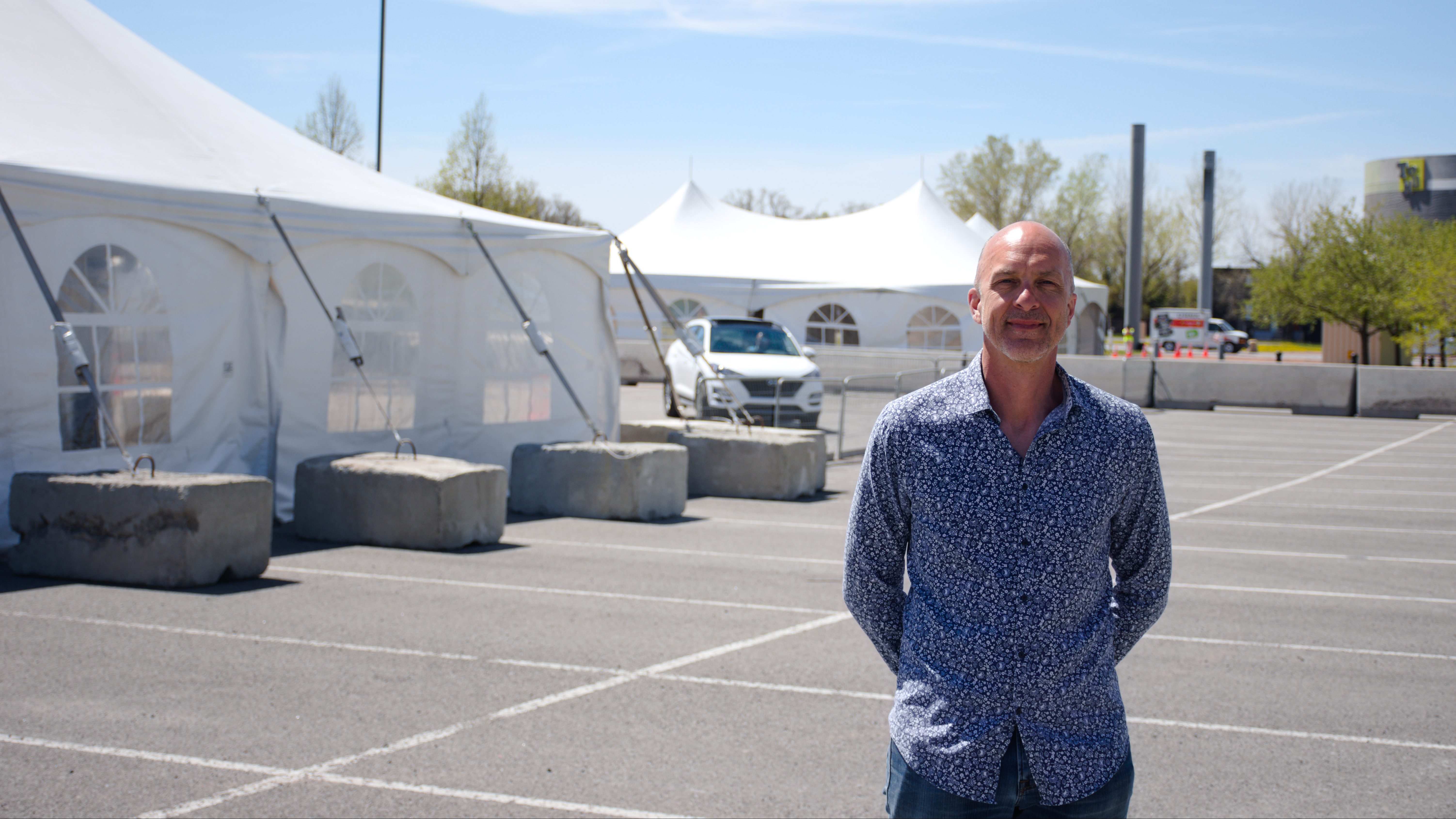 Les deux chapiteaux de la clinique de dépistage.