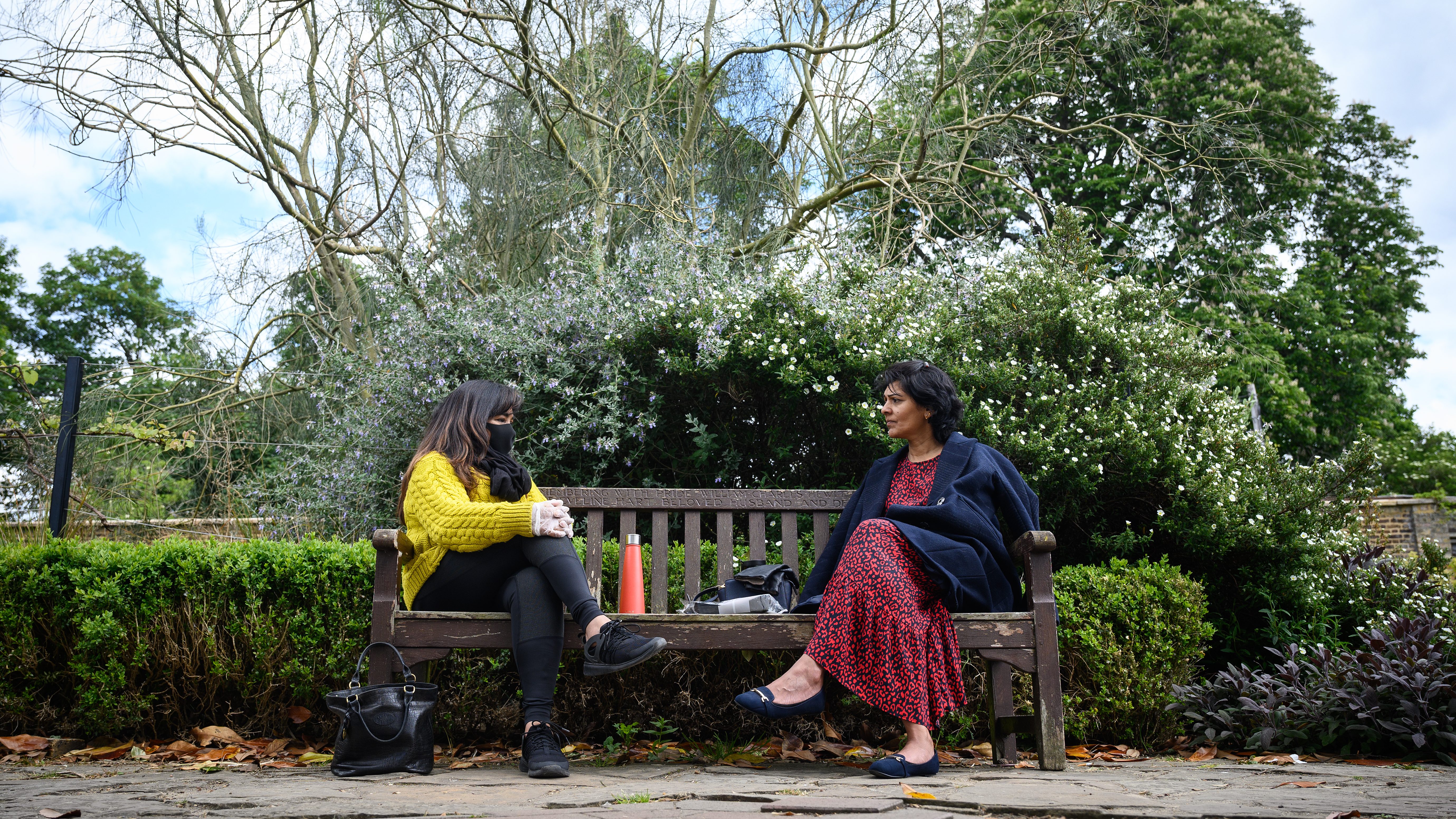 Royaume-Uni: travail, golf... premiers pas du déconfinement