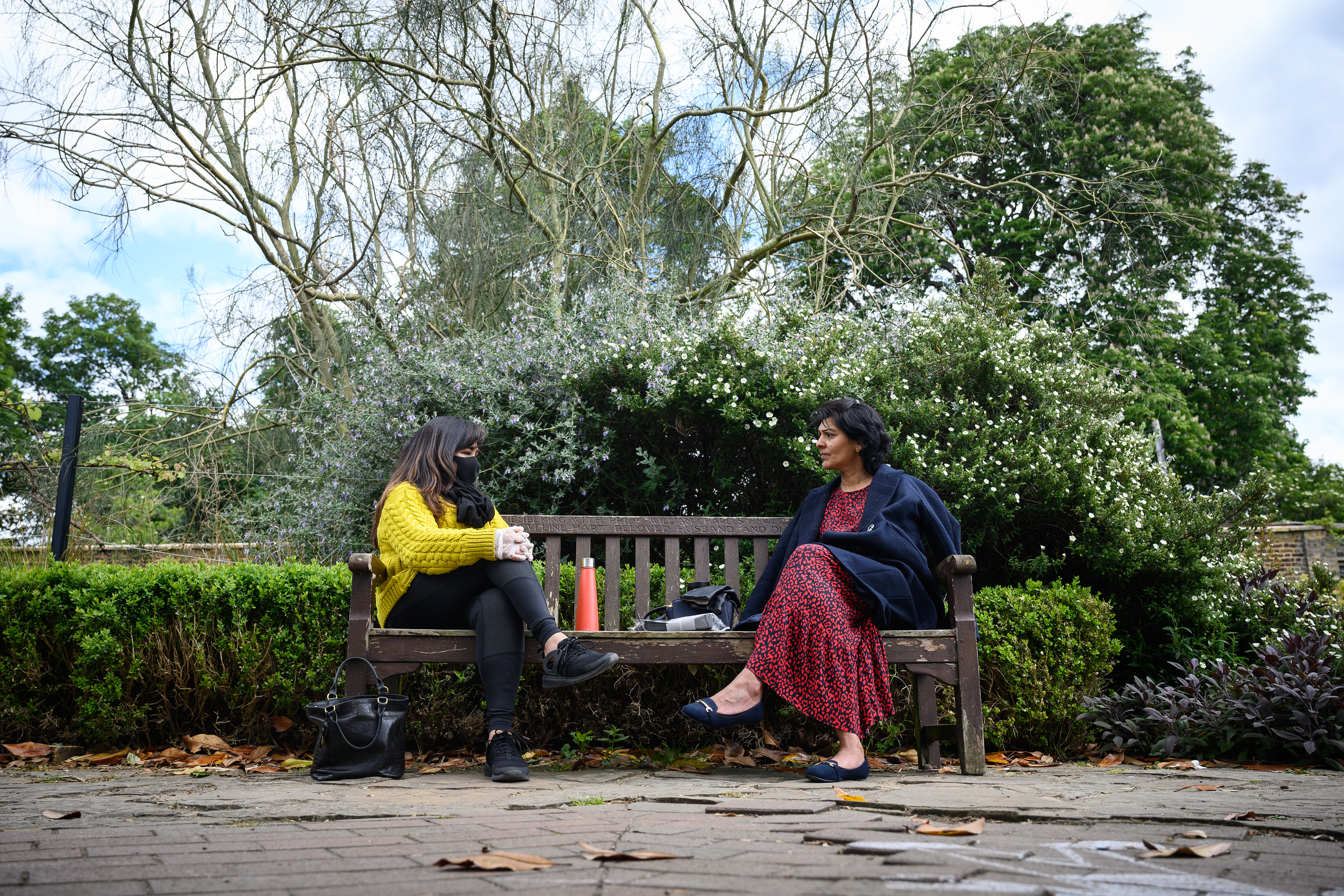 Royaume-Uni: travail, golf... premiers pas du déconfinement