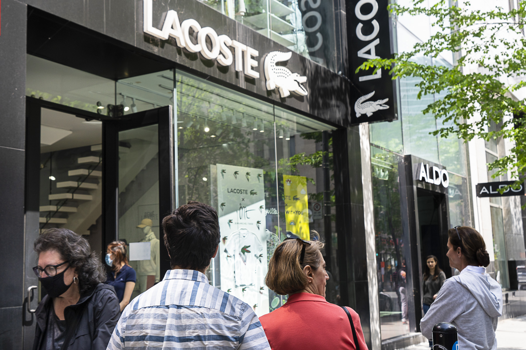 Un commerce, rue Sainte-Catherine, à Montréal