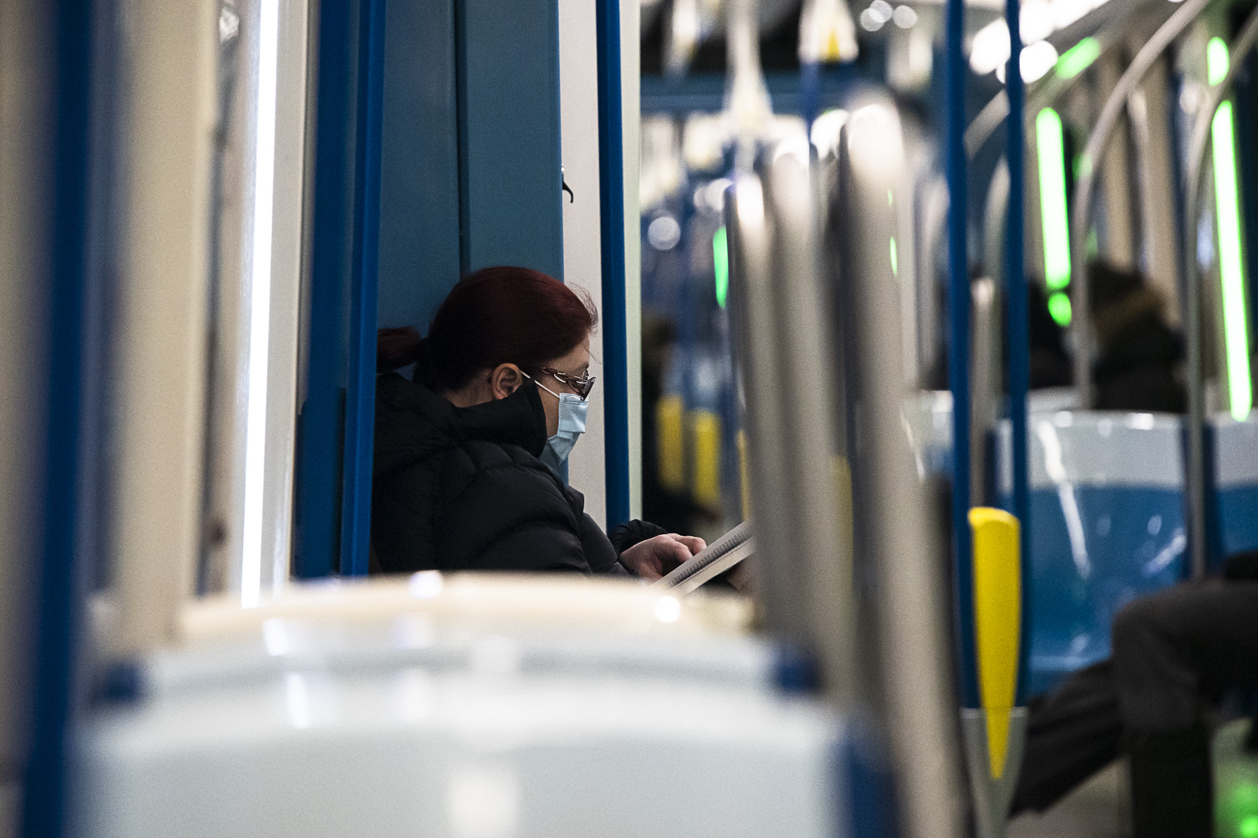 Une femme porte un masque médical dans le métro de Montréal.