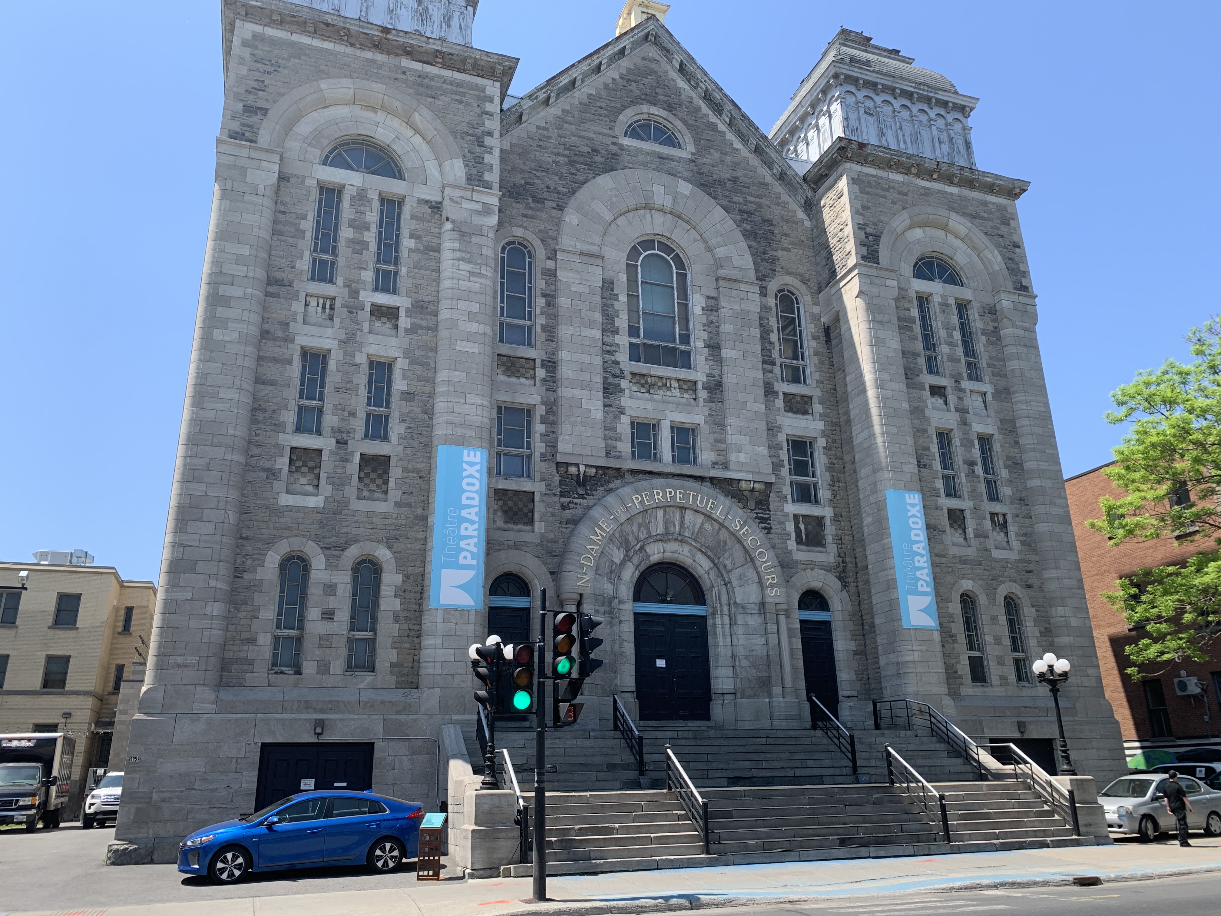 La façade du Théâtre Paradoxe dans le Sud-Ouest.