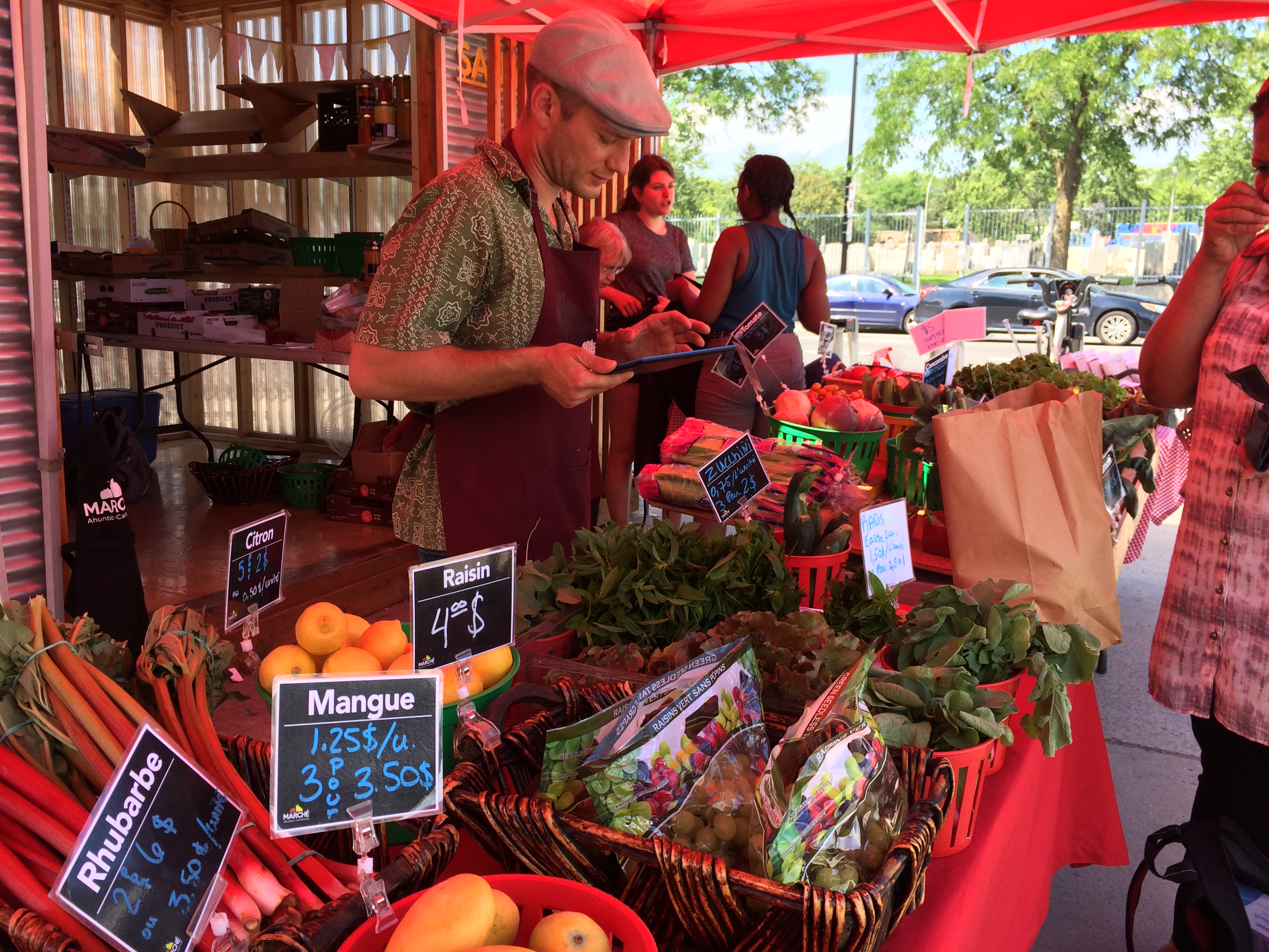 Vente de légumes frais près de la station de métro Sauvé