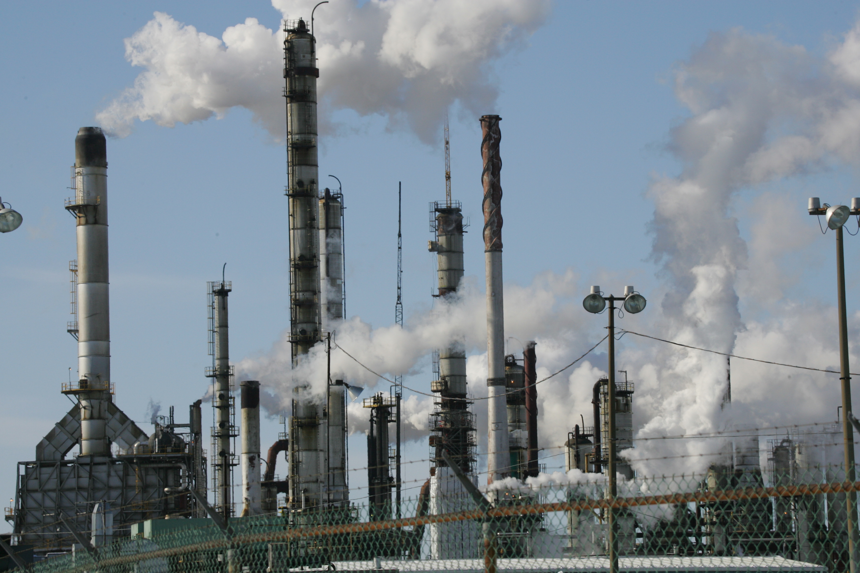 Des cheminées d'usines émettent des gaz.