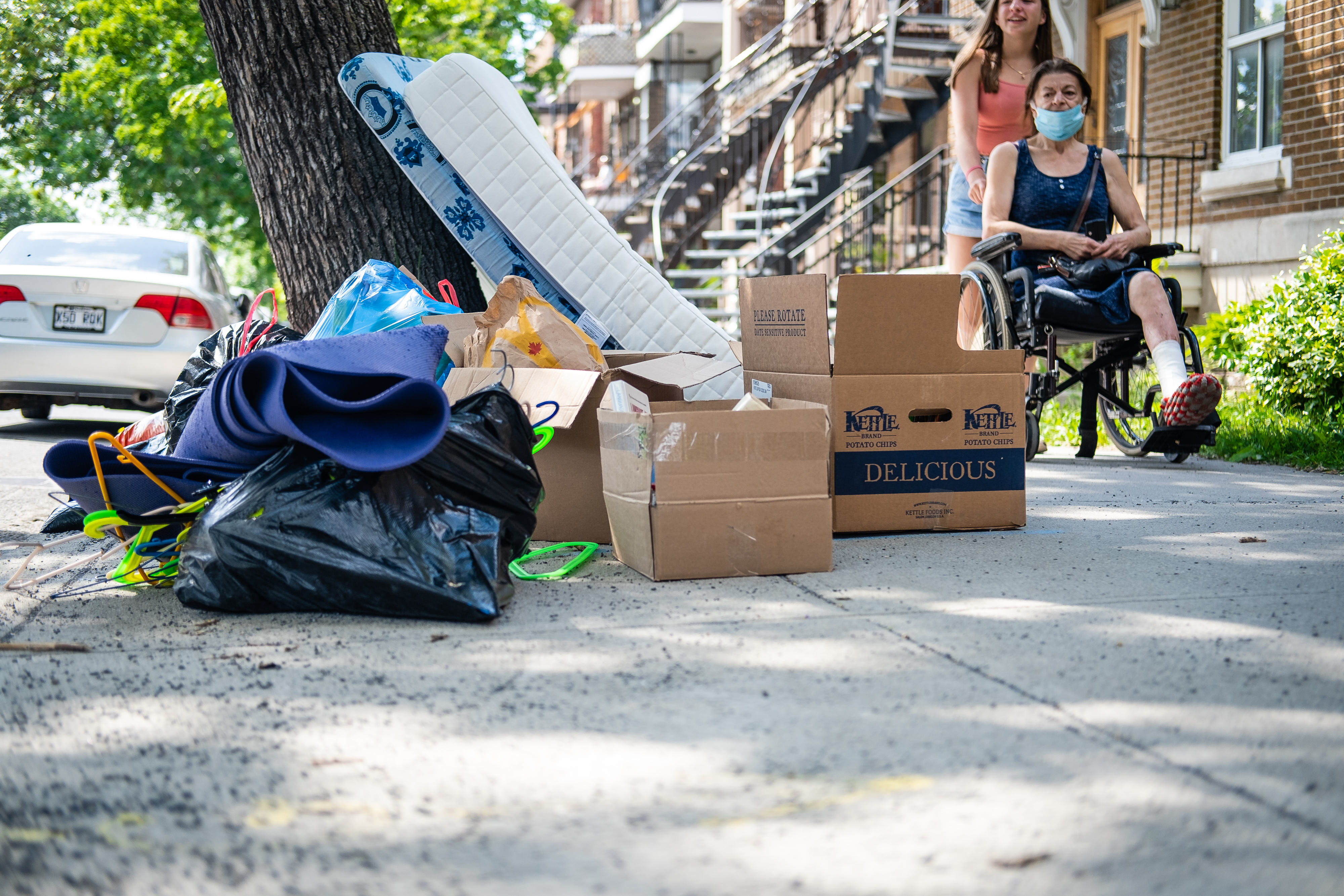Déchets laissés par une famille devant un logement de Montréal pendant la saison du déménagement.