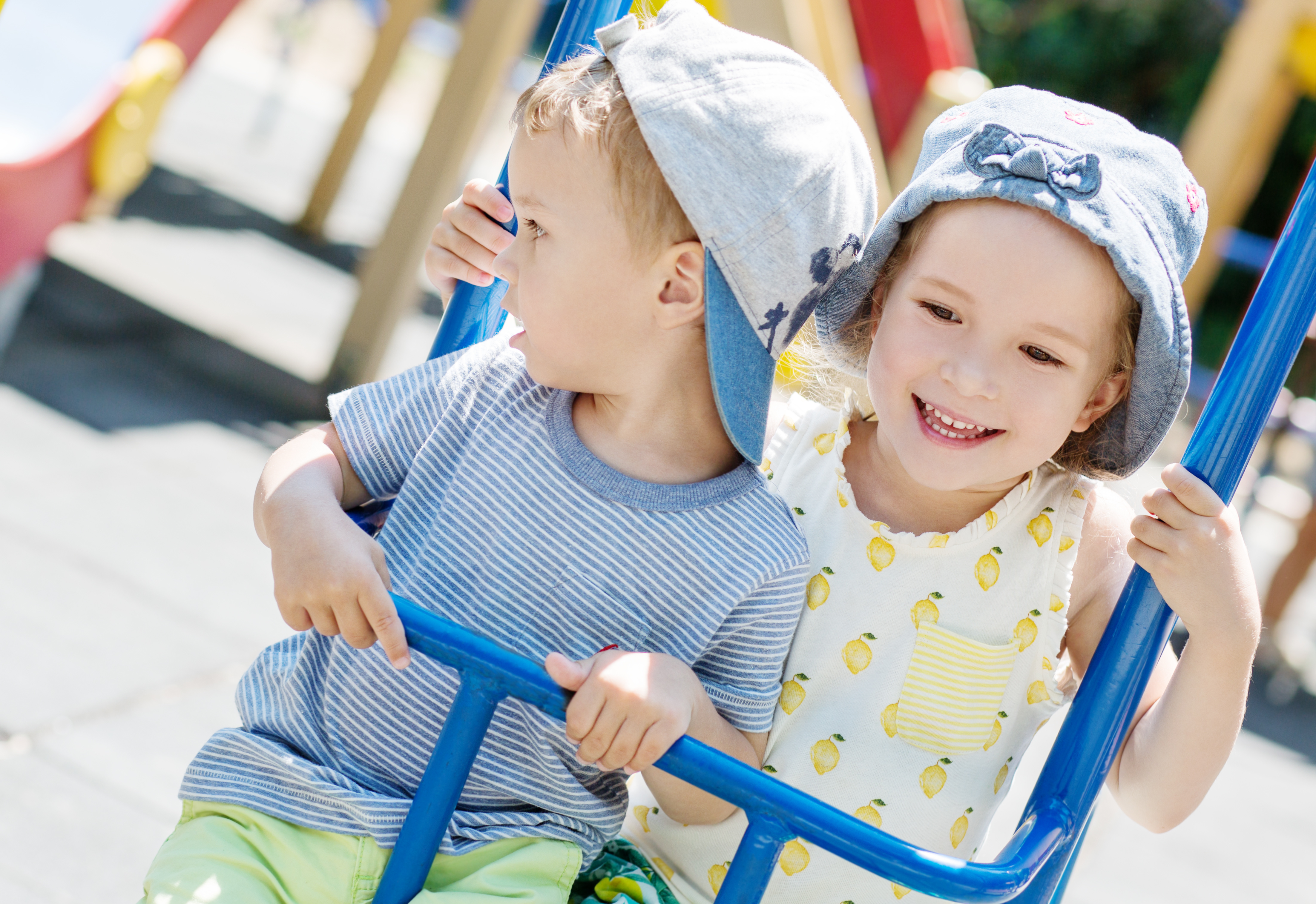 Des enfants sur un module de parc