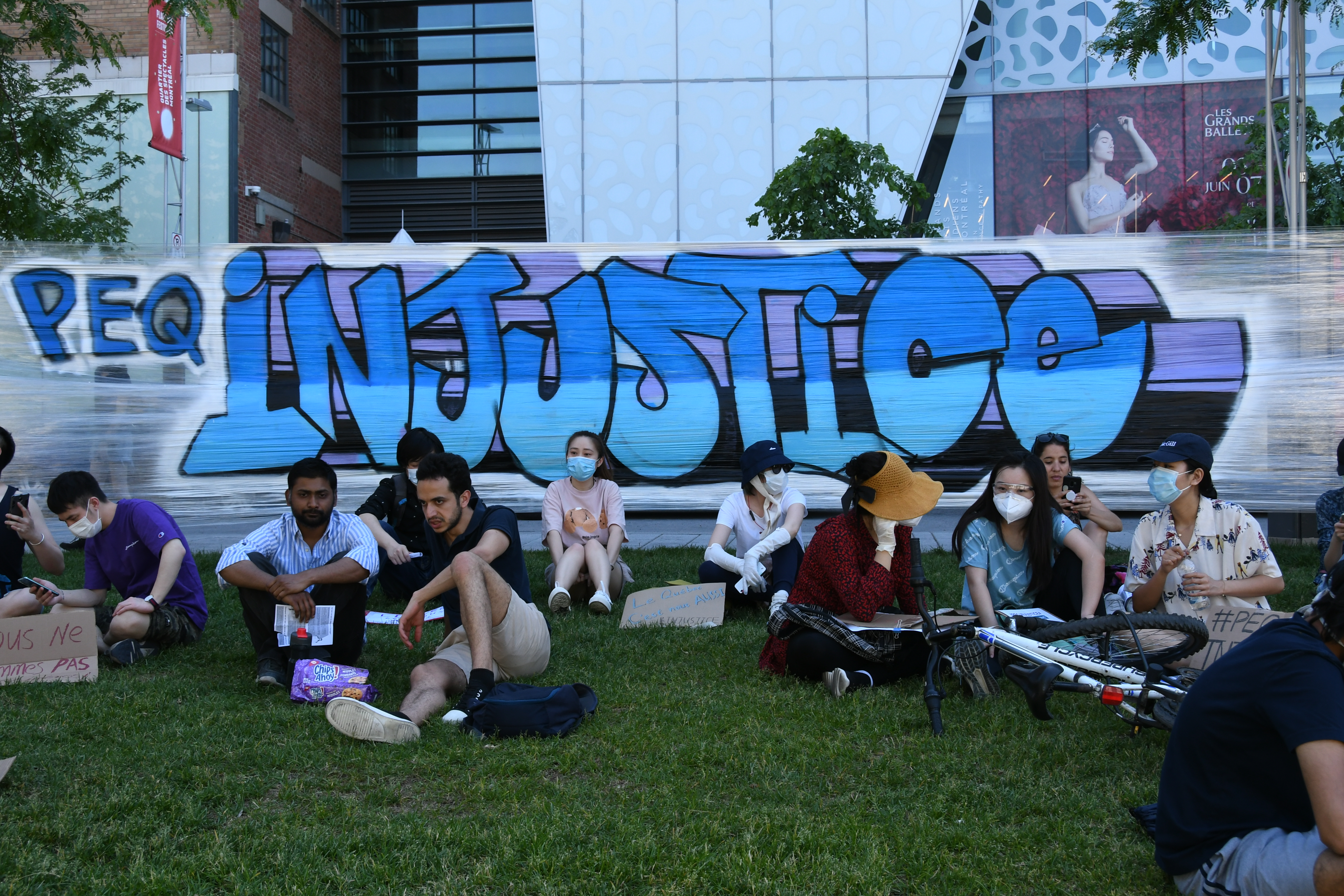Une «performance artistique et militante» contre la réforme du PEQ à Montréal