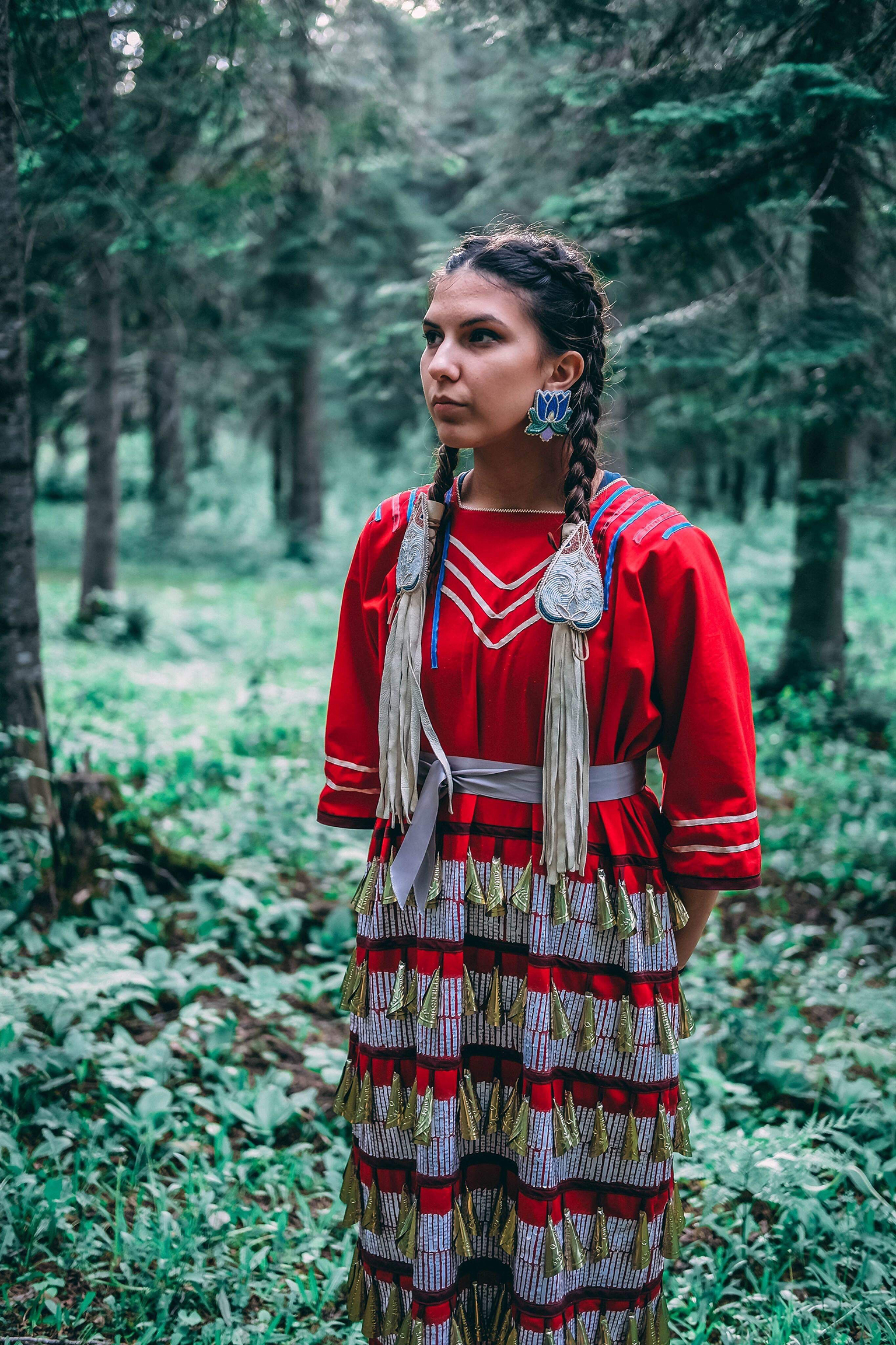 Emma Hassencahl-Perley a conçu une robe traditionnelle à clochettes en y intégrant des morceaux de la Loi sur les Indiens, qu’on peut la voir à la Biennale d’art contemporain autochtone (BACA) jusqu’au 30 juin.