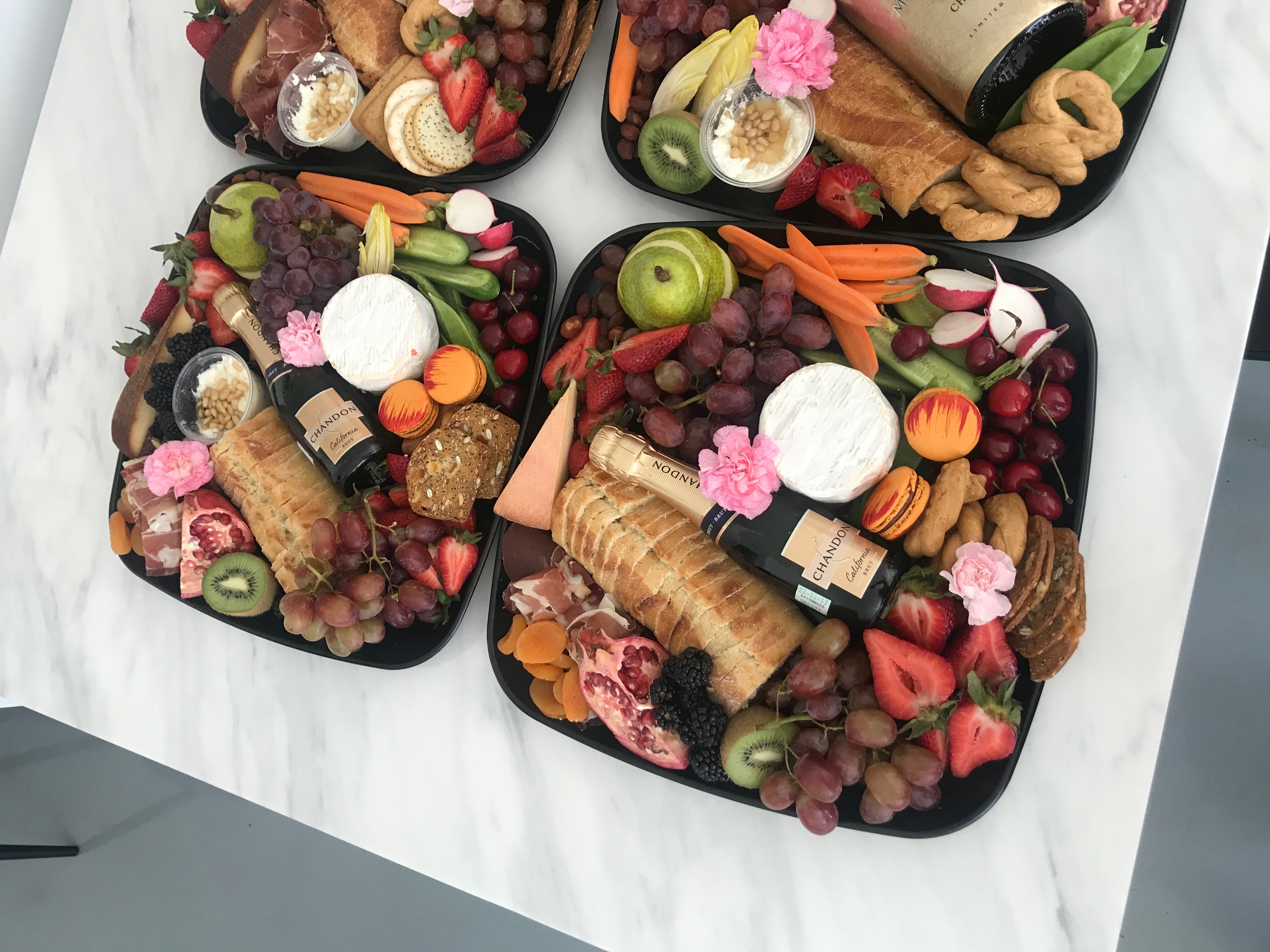 Des bols de nourriture du traiteur Prêt à Table.