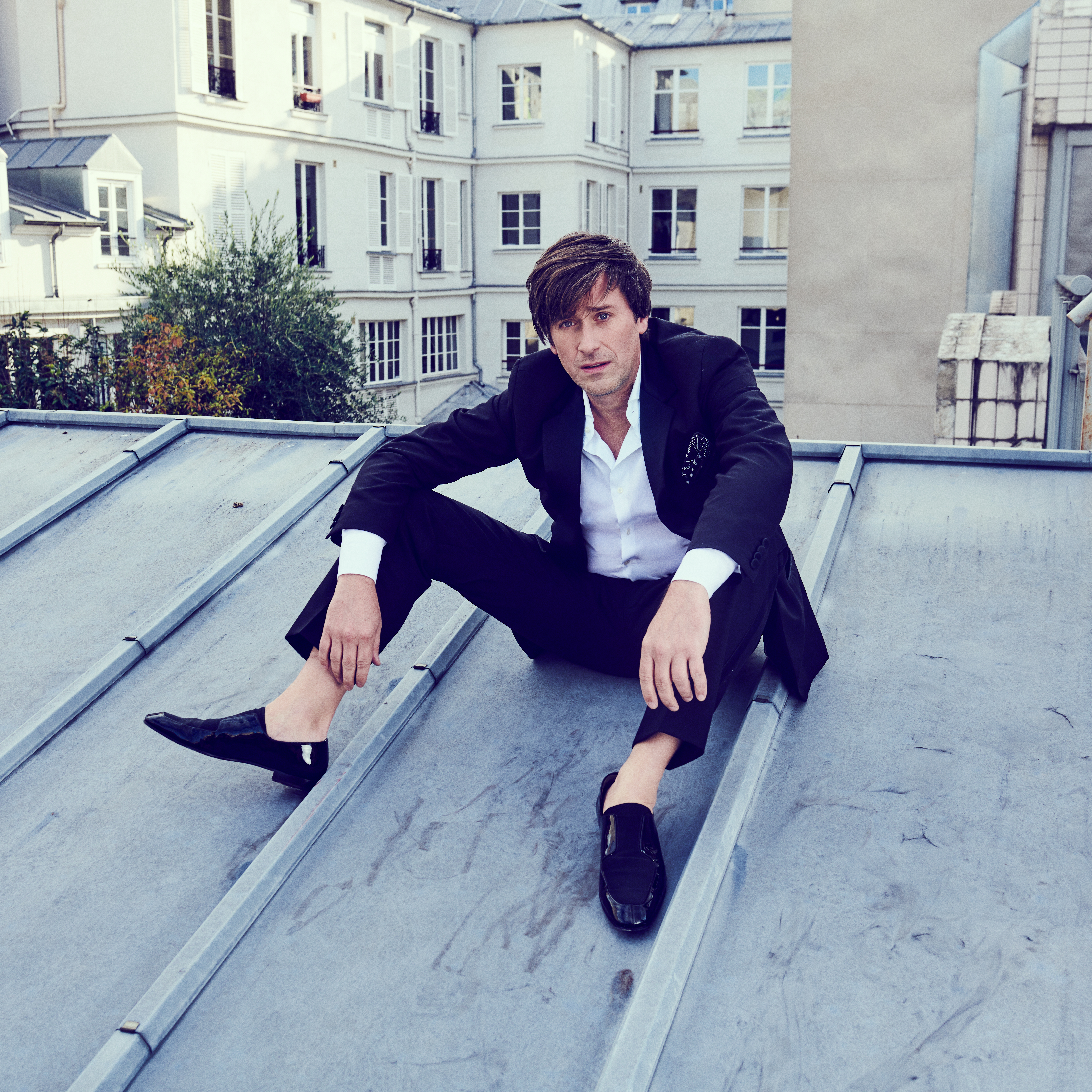 Thomas Dutronc pose sur un toit pour son album Frenchy