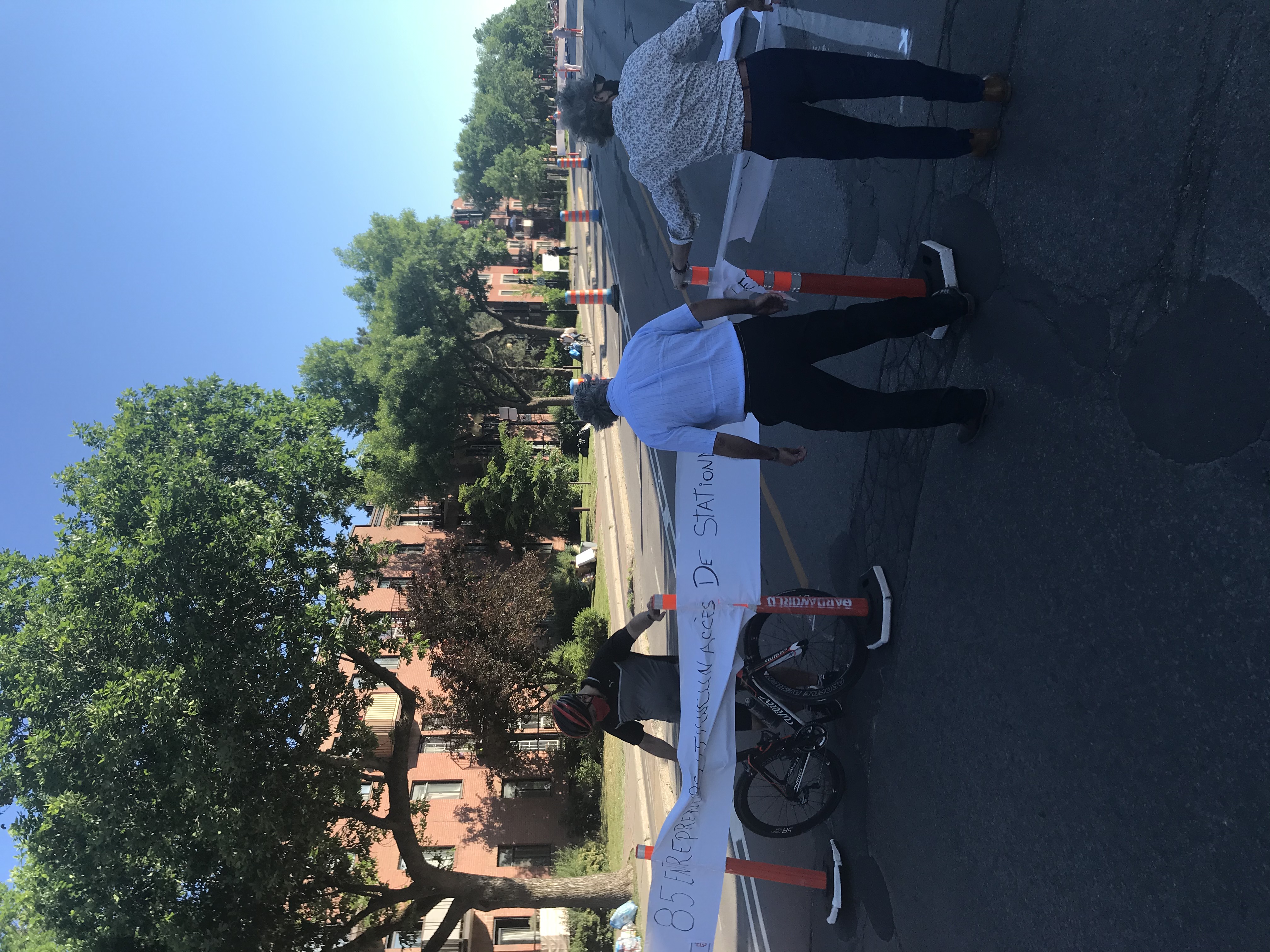 Des citoyens ont bloqué ce matin un tronçon de la rue Rachel est pour contester les aménagements de la Ville qu’ils jugent inutiles et gênants.