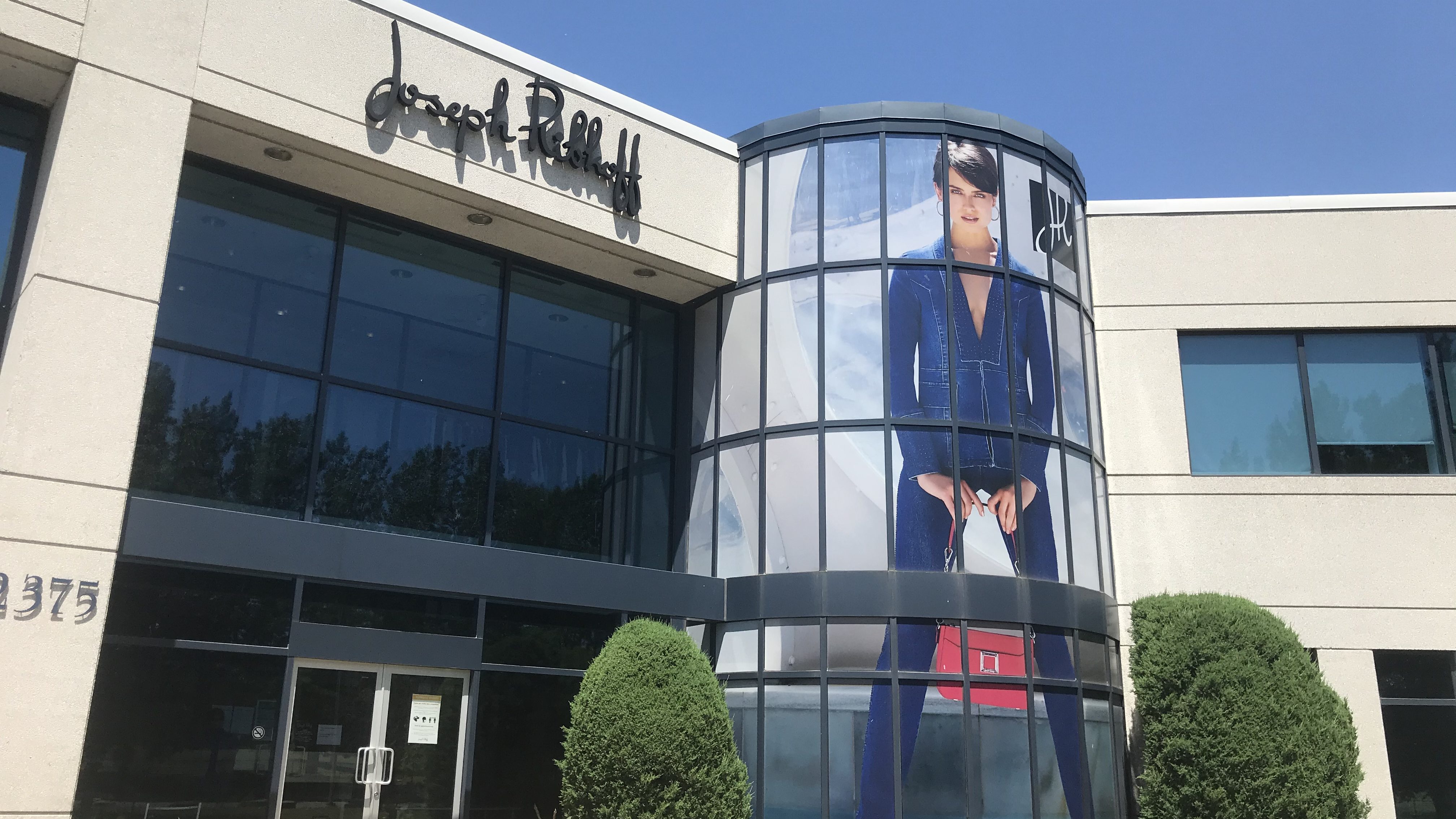 Le fabricant de vêtements Joseph Ribkoff décroche un contrat pour l’expédition de 1,2 million de blouses médicales réutilisables au gouvernement du Canada.