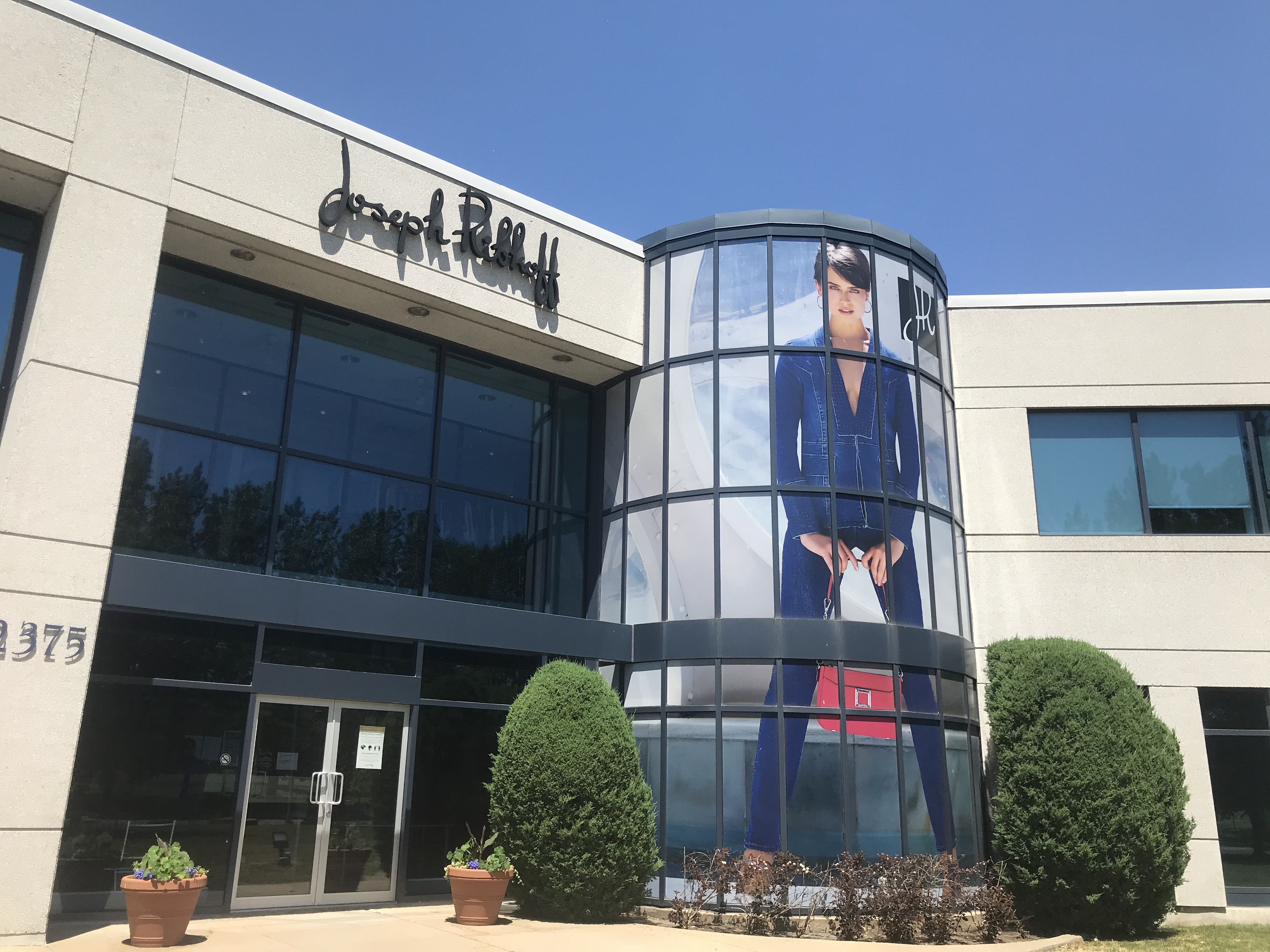 Le fabricant de vêtements Joseph Ribkoff décroche un contrat pour l’expédition de 1,2 million de blouses médicales réutilisables au gouvernement du Canada.