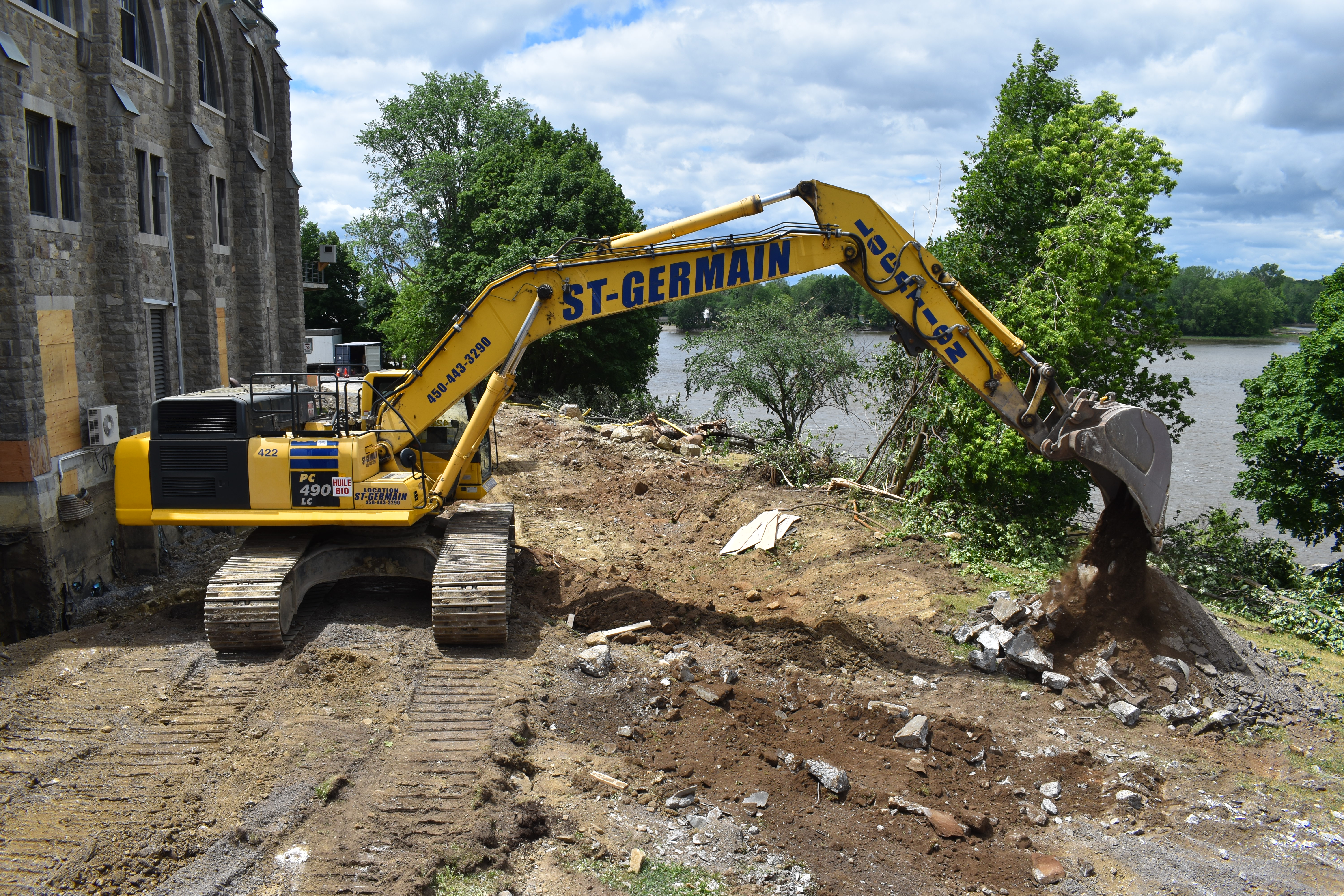 Une pelle mécanique était à l’œuvre la semaine dernière à l’arrière du cégep Gérald-Godin afin de préparer la construction de la nouvelle aile.