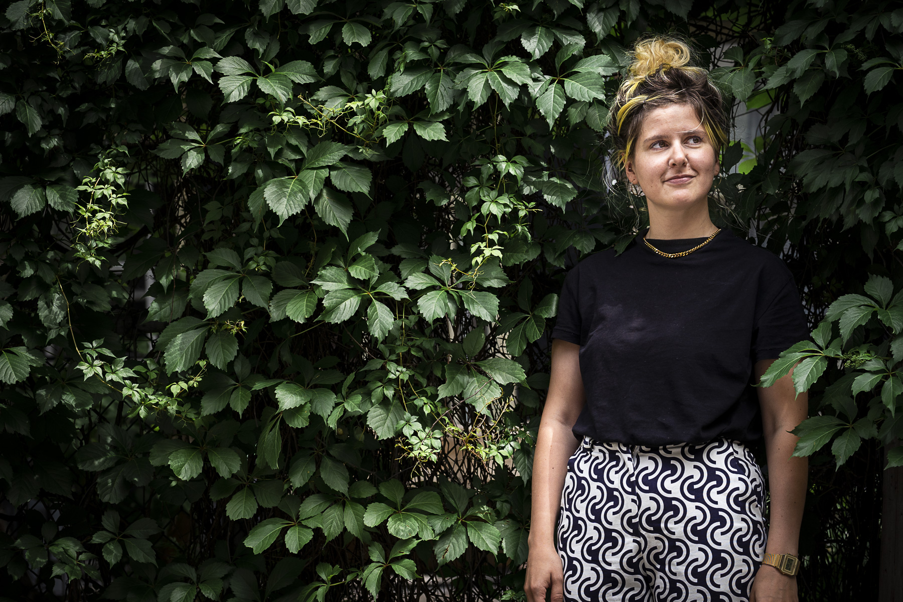 Klô Pelgag devant un fond de verdure après le lancement de son troisième album racontant sa dépression.