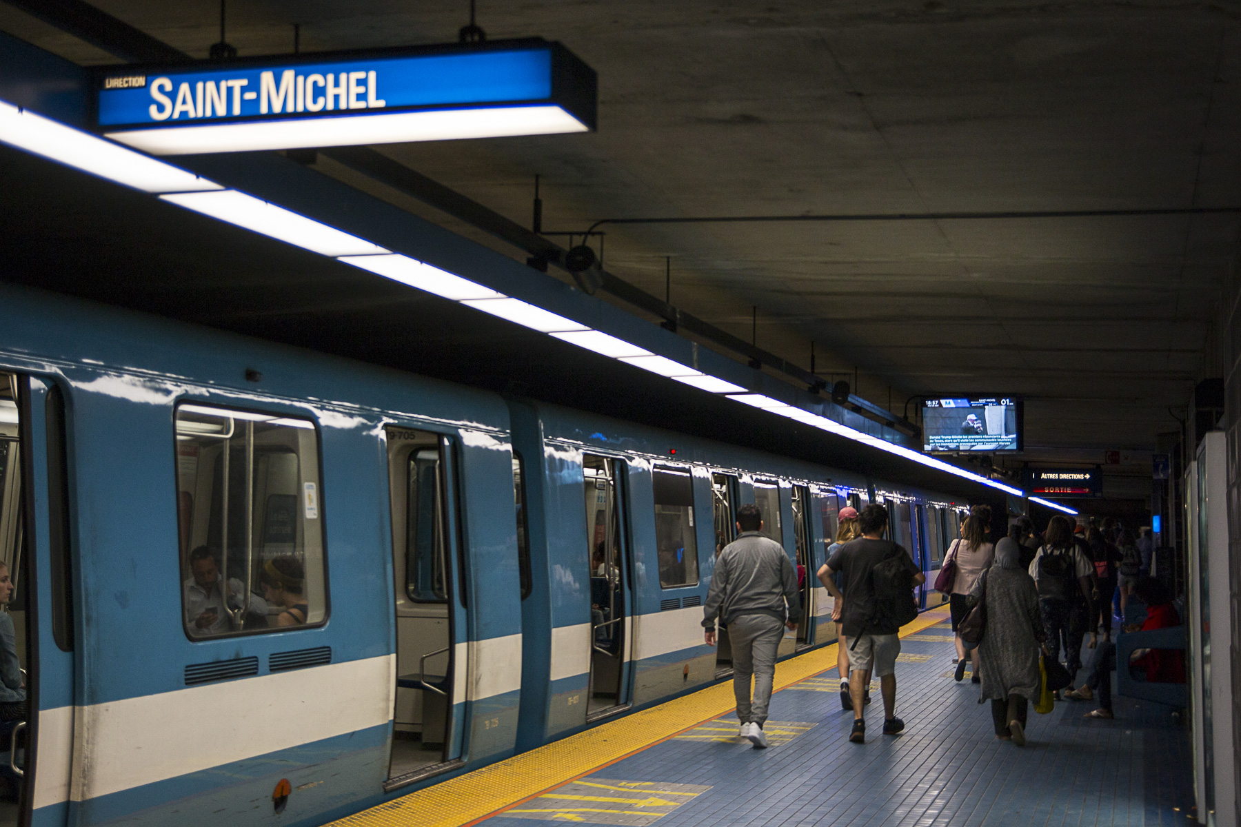 Des usagers du métro de Montréal sur la ligne bleue