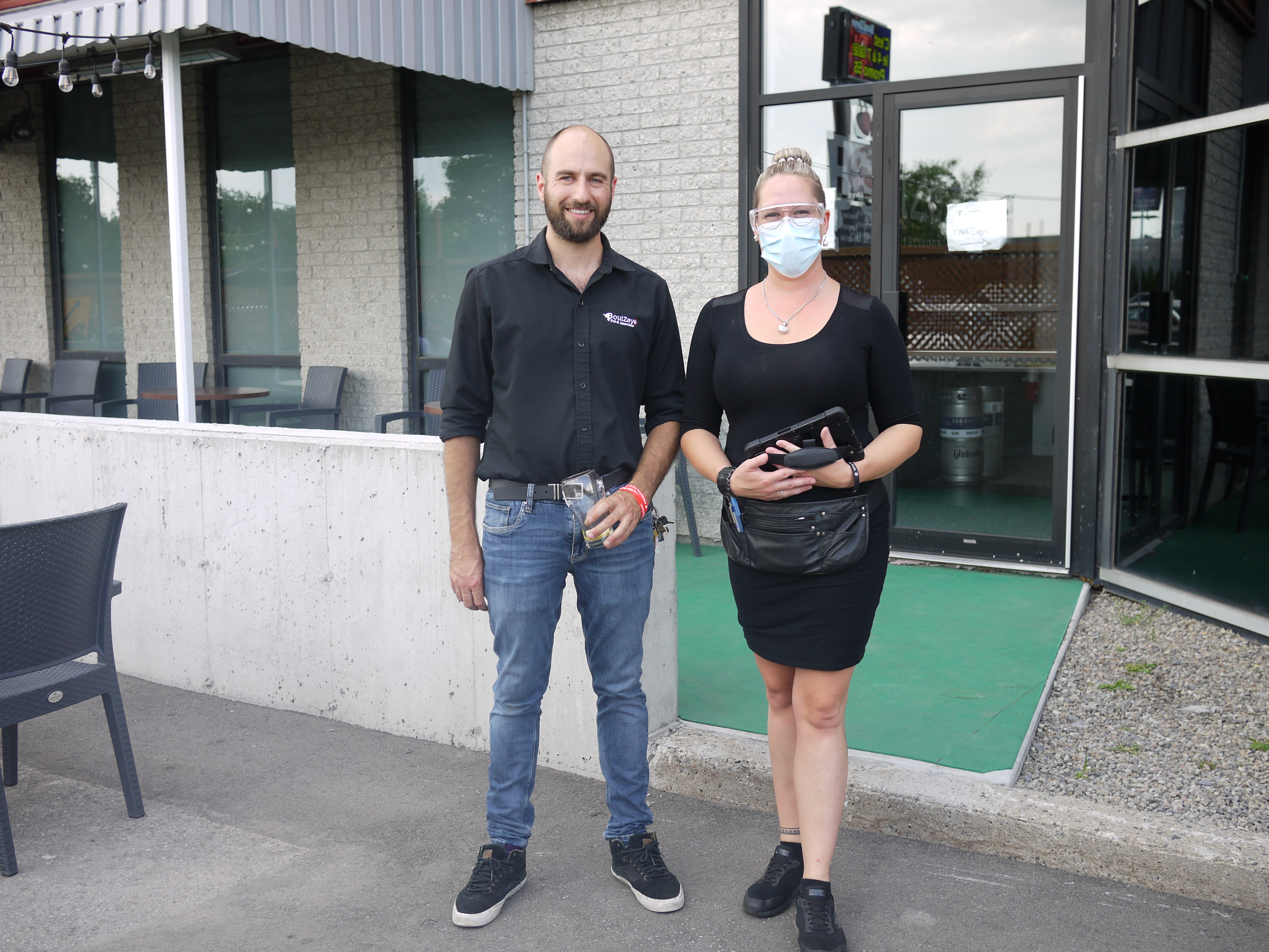 L’arrêt de vente d’alcool à minuit et la fermeture des bars à une heure du matin est dorénavant en vigueur dans les bars partout au Québec.