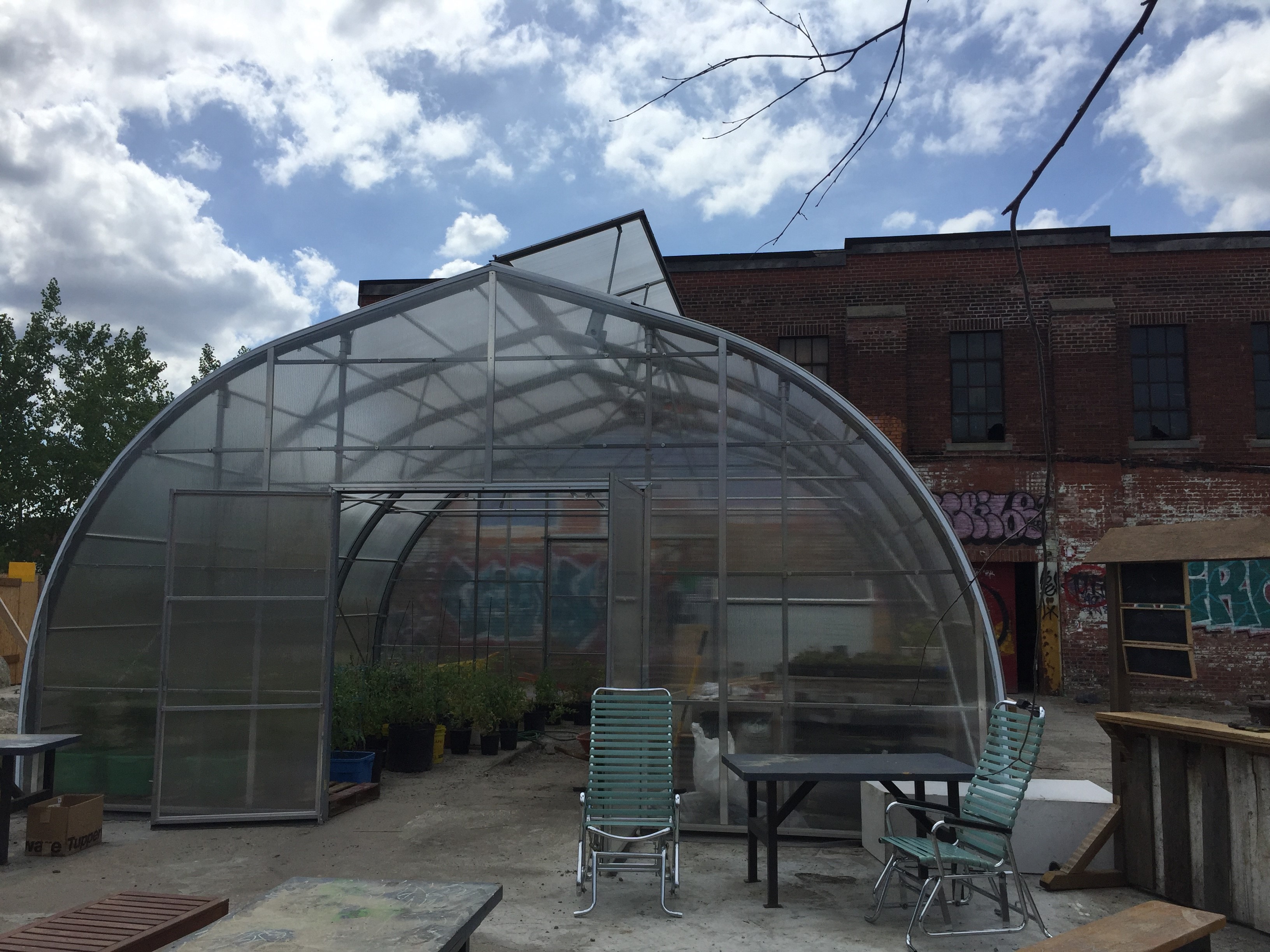 Une mini serre compose le projet La Fermette du Bâtiment 7.